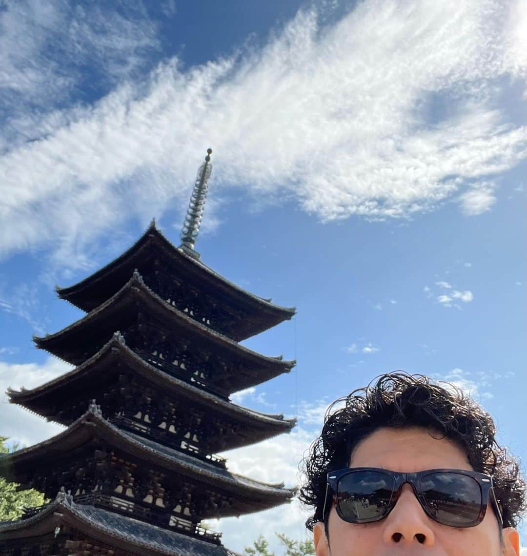 村上てつやのインスタグラム：「神戸・奈良公演ありがとうございました🎵  MCに対する突っ込みやリアクションの大きさetc関西「らしさ」を味わった二日間でした😆  また来月、関西シリーズ第二弾よろしくです  では旅のおもひでを……  ①奈良興福寺にお散歩　五重塔とパチリ  興福寺といえば、写真は（もちろん）撮れませんが国宝館に展示されているかの有名な阿修羅像に会って来ました👍 以前見た時よりも美しく感じて見惚れた😳  ②ドアップ失礼します😵‍💫 近鉄奈良駅前にある行基像と！ 宗教家でありながら橋を架けたり開墾を指導したり現実社会の改良者として活躍した行基さん大尊敬🙇‍♂️  ③神戸市役所近くには「ボウリング発祥の地」記念碑が🎳　江戸時代には長崎などにボウリング場はあったが駐留している外国人用で、日本人が初めてプレーしたのが神戸だとのこと…… へぇー🤔  ④市民ランナーの端くれとして嬉しかったのが「日本マラソン発祥の地」モニュメント  1909年ここ神戸から大阪までの競走大会が行われた際に日本で初めてマラソンという言葉が使われたそう😲ちなみにここも神戸市役所の目の前！  ⑤ていうか神戸市役所周りは銅像やモニュメントが沢山ありすぎ🤣  インパクト大賞は「老人像」  筋骨隆々たる老人像は日本がギラギラしていた時代を彷彿とさせるな😱  自撮りマニアからは以上です  押忍😎  #ゴスペラーズ坂ツアー2023 #ヒアナウ  #奈良　 #興福寺 #興福寺五重塔 #近鉄奈良駅 #行基像 #行基 #ボウリング発祥の地 #日本マラソン発祥の地 #老人像」