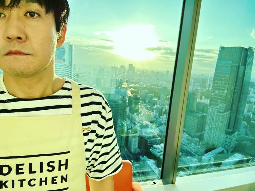 山本浩司さんのインスタグラム写真 - (山本浩司Instagram)「儚い夕日、圧巻の高さ、お洒落なエプロンの割に、目が死んでいる。」10月7日 22時10分 - yamamoto.tm3