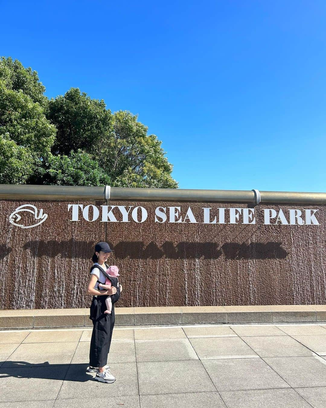 篠原菜月さんのインスタグラム写真 - (篠原菜月Instagram)「Tokyo Sea Life Park🐟🦀🐧✨ ⁡ 気持ちのいい秋晴れ！ 葛西臨海水族園へ遊びに🐟 私はなんと中学生以来、22年ぶりでした！ クロマグロの迫力ある泳ぎが圧巻🫢 👶👶は途中寝てしまったのでまたすぐ行きたいな〜 年パス買おうかな笑 ⁡ @garageofgoodclothing_official の展示会で気に入った タックマキシスカート🖤 さっそく履いてみたよ！ ハリのある素材でシルエットがかわいくて 1日中歩いてたけど、とっても動きやすかった✨ ⁡ ⁡  #葛西臨海公園#葛西臨海水族園#3連休#tokyosealifepark#双子ママ#双子育児#男女双子#秋冬コーデ#秋冬ファッション#タックマキシスカート#garageofgoodclothing#休日コーデ」10月7日 22時11分 - natsukishinohara