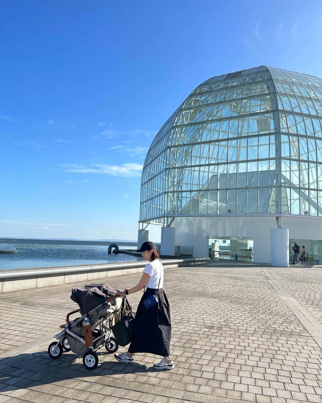 篠原菜月さんのインスタグラム写真 - (篠原菜月Instagram)「Tokyo Sea Life Park🐟🦀🐧✨ ⁡ 気持ちのいい秋晴れ！ 葛西臨海水族園へ遊びに🐟 私はなんと中学生以来、22年ぶりでした！ クロマグロの迫力ある泳ぎが圧巻🫢 👶👶は途中寝てしまったのでまたすぐ行きたいな〜 年パス買おうかな笑 ⁡ @garageofgoodclothing_official の展示会で気に入った タックマキシスカート🖤 さっそく履いてみたよ！ ハリのある素材でシルエットがかわいくて 1日中歩いてたけど、とっても動きやすかった✨ ⁡ ⁡  #葛西臨海公園#葛西臨海水族園#3連休#tokyosealifepark#双子ママ#双子育児#男女双子#秋冬コーデ#秋冬ファッション#タックマキシスカート#garageofgoodclothing#休日コーデ」10月7日 22時11分 - natsukishinohara