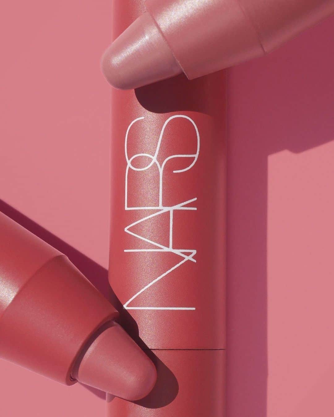 のインスタグラム：「Which rose shade are you swiping right on? Dolce Vita, a dusty rose, or American Woman, a chestnut rose? Let us know in the comments.   Featuring Powermatte High-Intensity Lip Pencil. Photo by @smearcrush.」