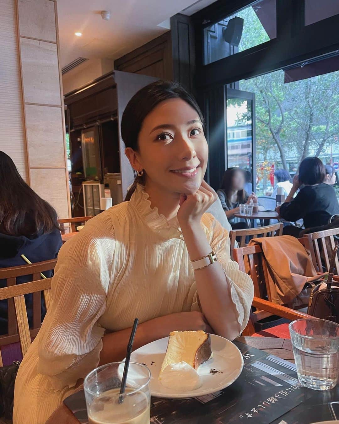 松田和佳のインスタグラム：「1番好きなケーキはチーズケーキです🐷  久しぶりにまつぱしたら目に光が入りやすくなった気がする😙  #2位はモンブラン #まつげパーマ」