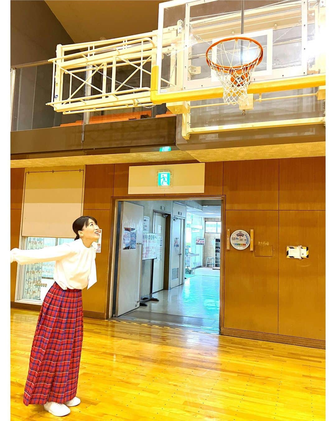 沙羅のインスタグラム：「SLAM DUNK憧れ世代🏀✨  だから飛んじゃうよね〜😆  みんなは誰推しだった？😏 私はミッチー 時々 花道🌸  #スラムダンク #女子はみんなミッチーが好き♡ #今日は運動会のMCでした⛹️‍♀️🤺🏋️‍♀️ #帰り道、思いっきり口あけて寝ちゃったよね😪 #愛知県小牧市 #沙羅 #ものまね #綾瀬はるか #一緒に遊んでくれた子供たち #優しかったみなさん #楽しい時間をありがとうございました🥳」