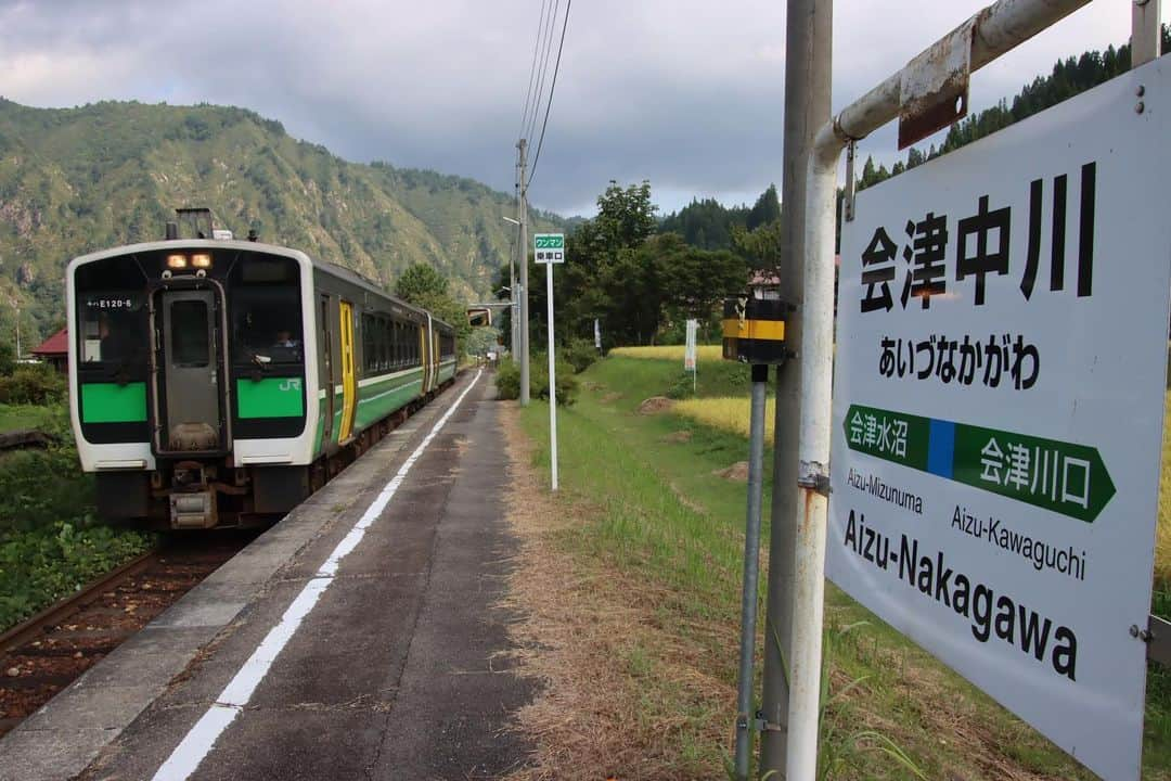 徳永ゆうきさんのインスタグラム写真 - (徳永ゆうきInstagram)「. . 駅名標を入れて。 . -2023.09.18- . #鉄道写真 #撮り鉄 #鉄道好き #JR東日本 #只見線 #会津中川駅 #キハE120形 #気動車  #普通 #ワンマン #会津川口行き」10月7日 22時18分 - tokuchan_1113