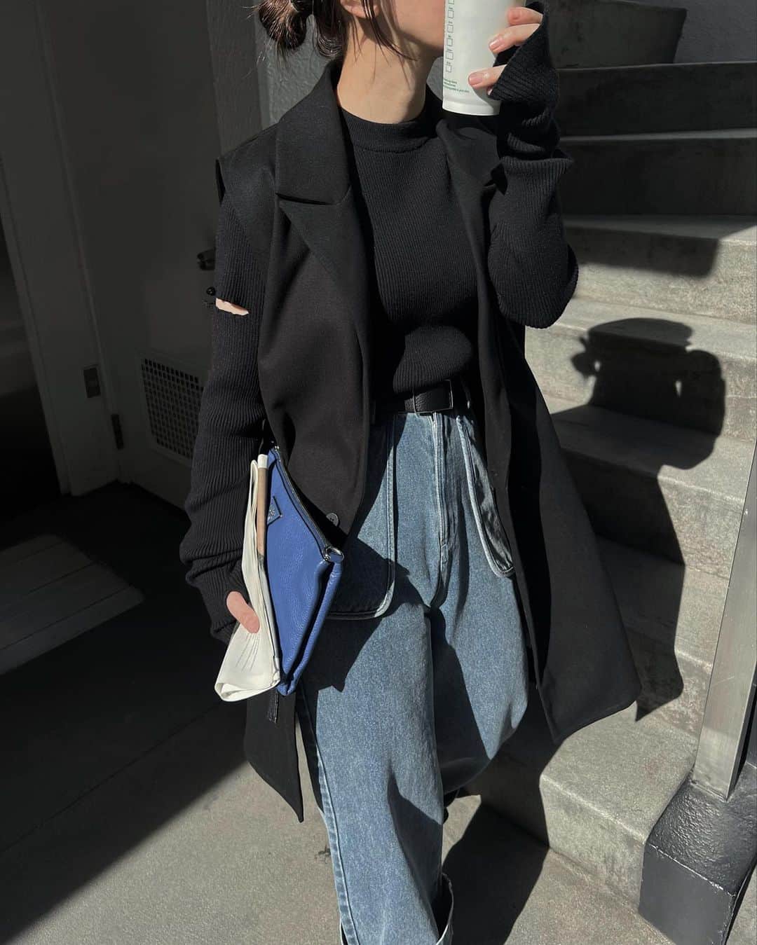 のインスタグラム：「'  このデニムも本当お問い合わせ絶えなくて しばし待たれり〜！だったのですが 皆様の反応頂けましたら、 発売早めようと思っているのですが いかがかしら、？👖  リブサムホールTOPSとジレベストOP この組み合わせはさすがに好き！！  しかも1番細く見える位置に半分だけ ほんのりスリットを入れ袖パカになる仕様！ でもボタン付きなので あまり開けたくない方は留めてナチュラルにも。  ここに1つボタンを付けていて 簡単に外してパカっとしたり 程よくスリットにしたり。  ベストジレOPはもちろん羽織りでも ボタンで留めるだけでなく なんとジップ仕様なので 開いたときもポイントになって好き！  少しコクーンなふわっとシルエットで 全て閉じてミディOPとして着られる2wayで オススメスタイリングです。  膝上丈のやや長めなベストも あまりないので新鮮丈です！📏 タートルやブラウス、ニットやスウェット アームがゆったり大きめなので どんなインナーも忍ばせられます✌︎  滑らかなウールタッチ生地で 軽くてさらっと着られる💯  @willfully_official  #willfully」