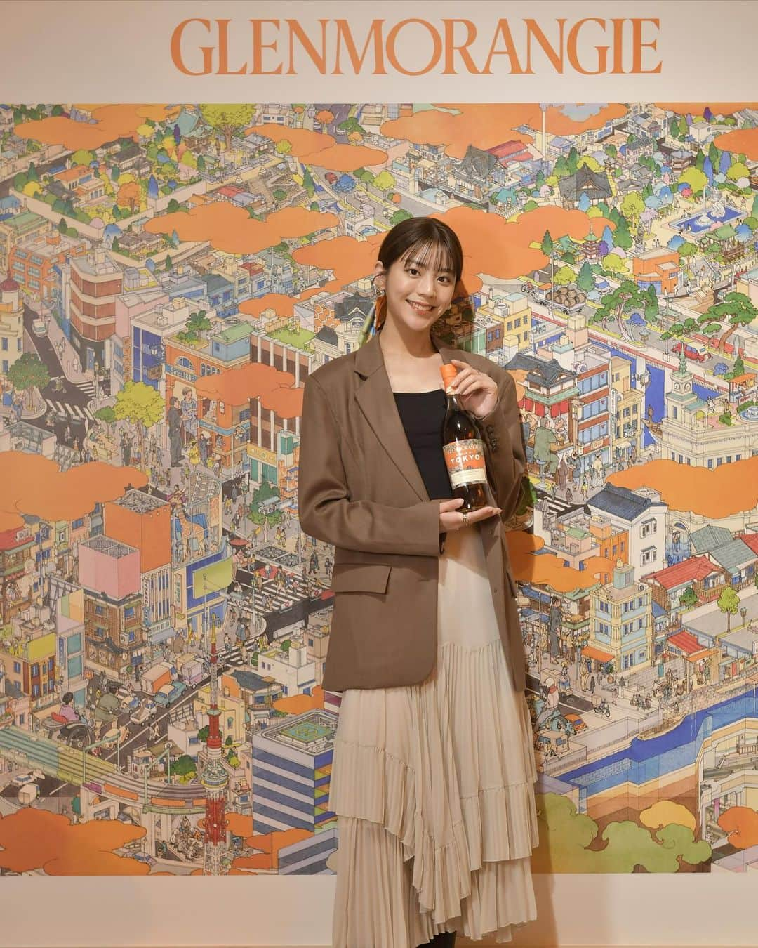 貴島明日香さんのインスタグラム写真 - (貴島明日香Instagram)「‍ Glenmorangie A Tale of Tokyo グレンモーレンジィ トーキョー のローンチパーティへ行ってきました🧡 ‍ グレンモーレンジィ トーキョーは、フルーティで華やかな味わいでとっても好み🍊 ハイボールはもちろん、カクテルにもとっても合うウイスキー。 ボトルデザインもめちゃくちゃ可愛いし、友達へのプレゼントとかにもいいよねぇ☺︎ ‍ ウイスキー好きだから、新たなウイスキーに出会えて嬉しいです。  そして、会場でたまたま貴香 @kiko414_m に会った♡ 人見知りだからいつもパーティでは大人しいのですが笑 めちゃくちゃテンションあがっちゃった😹 ‍ あ、ちゃっかりクレーンゲームしました。 （グラスもらったよ♡） ‍  #PR #グレンモーレンジィ #Glenmorangie #ATaleofTokyo #DrinkResponsibly」10月7日 22時19分 - asuka_kijima