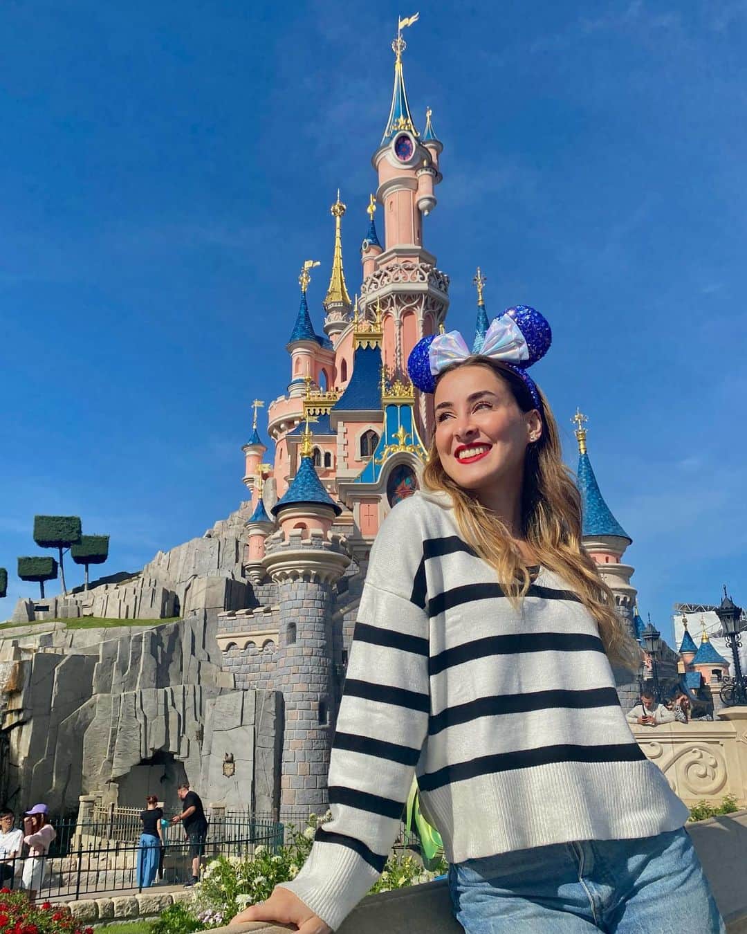 カルロッタ・フェリートのインスタグラム：「Tu sogna e spera fermamente, dimentica il presente, è il sogno realtà diverrà 🫶🏻✨  Staccare due giorni mi è proprio servito, ma adesso torno dalla family. Eleonora non ti preoccupare che zia ti ci riporta a @disneylandparis」