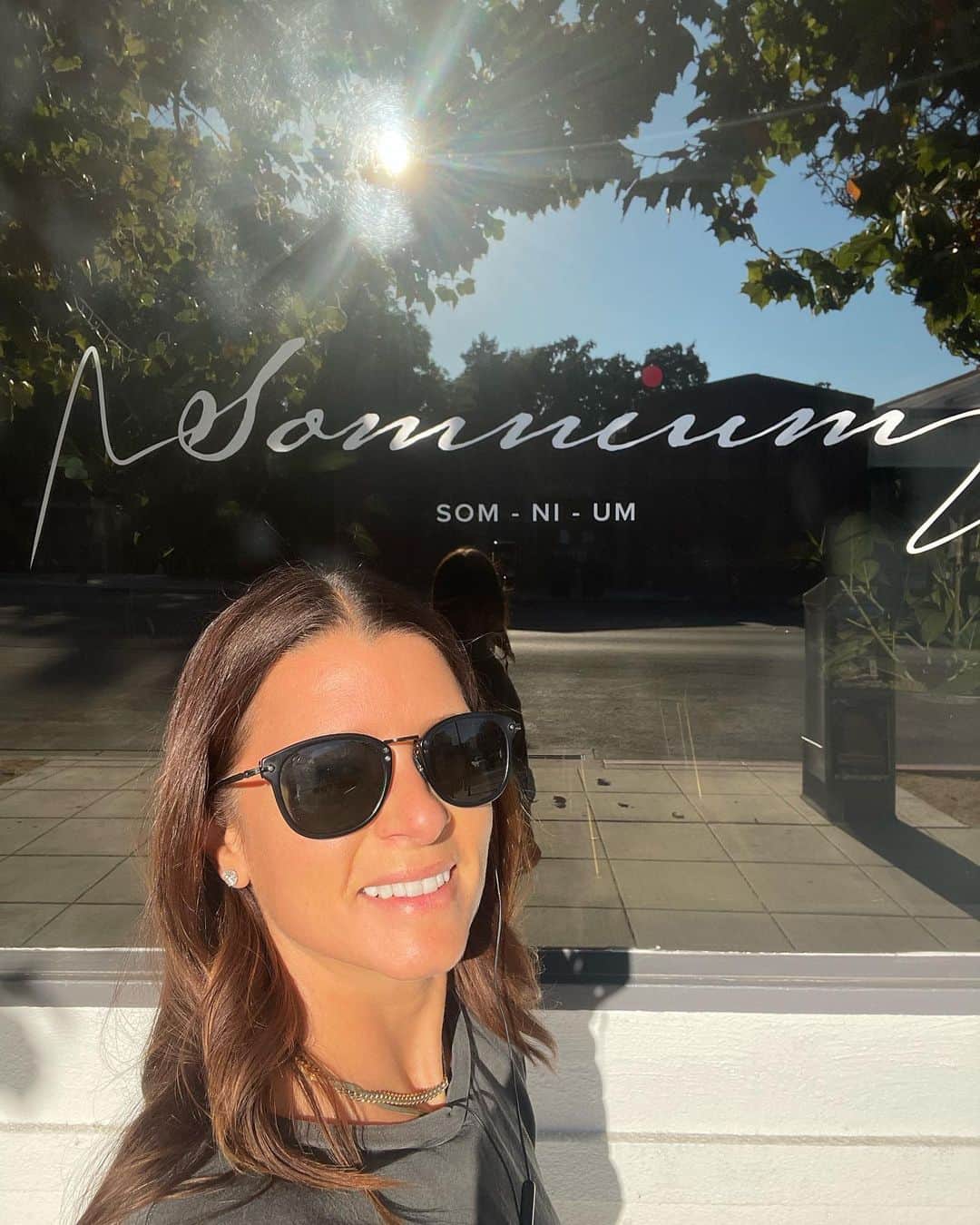 のインスタグラム：「Great quick trip to napa! 🍷  • Had an amazing dinner at charter oak with some very fun people that also love wine! Then, finished off with a vertical tasting at my new space with some good friends!  • My ultimate goal with @somniumwine is that it helps bring people together. To sit around a table and share stories and make new memories. Sometimes you even get serenaded by a very talented violinist😍!!!!! ….safe to say a lot of that happened this week. 😌❤️🍷 • Really hope you make an appt and come see us at Somnium in the heart of the adorable Calistoga.」