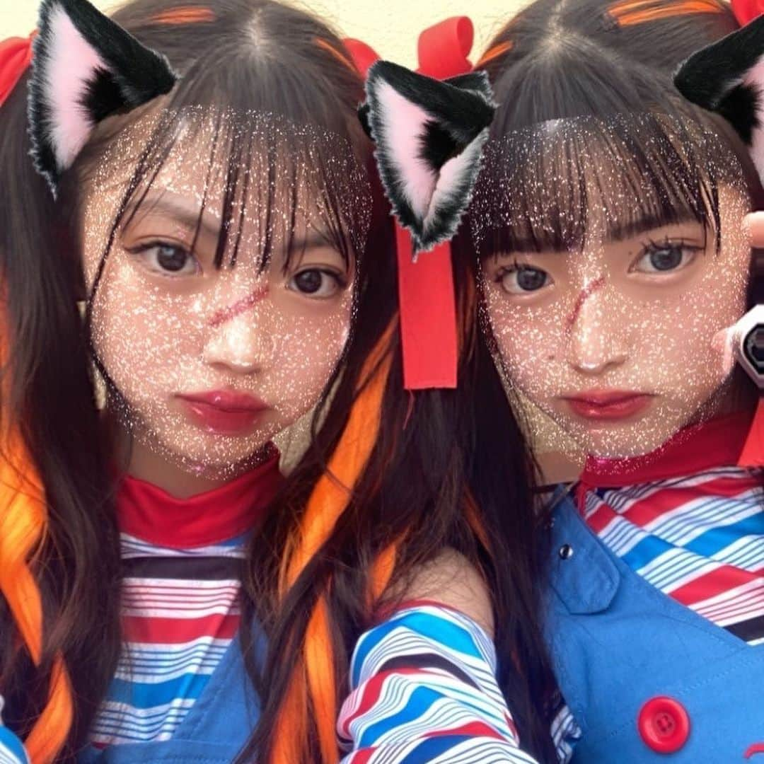 豊川亜咲さんのインスタグラム写真 - (豊川亜咲Instagram)「💙❤️ . おそろチャッキーコーデ👯‍♀️💈 楽しーー🍭🎃👻🩸🔪🦇🍬🧟🪦  #チャッキー #チャッキーコスプレ#チャッキーコーデ#チャイルドプレイ#おそろコーデ#ふたごコーデ #ハロウィンコーデ#ハロウイン#ハロウィンユニバ#ユニバ#ユニバーサルスタジオジャパン」10月8日 18時00分 - a_chan_1o3o