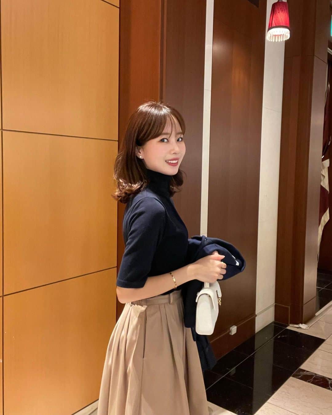ハンナミのインスタグラム：「連休初日 🌞✨  新作のタックフレアスカート履いてきた♡ ネイビー×ベージュの組み合わせすき 🍂🤎  本日〜受注予約スタートしてます♩ @eneu.official」