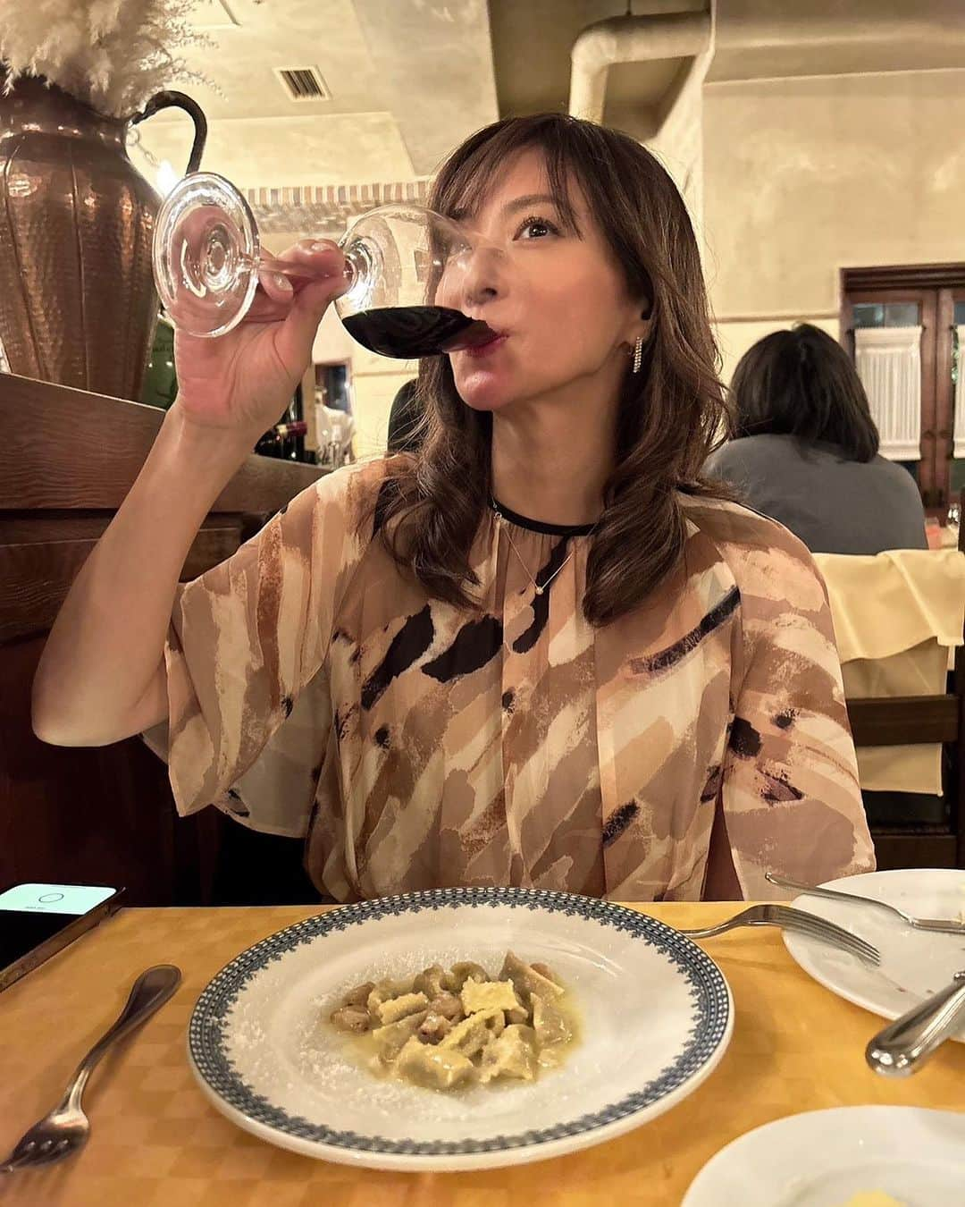 遠野舞子のインスタグラム：「. 昨日は自分のお祝いに飲み過ぎたので今夜は2日酔いラーメンand再現レシピ。  メッセージ頂いた皆様ありがとうございます😊私は健康に気をつけながら大好きなお酒と共に謙虚に人生の後半も歩んで参ります！  今晩は大好きな #きのう何食べた でシロさんのお母さんが作ってた麺つゆ肉団子に挑戦！ 梶さん、お若いし素敵〜 シーズン2始まったから観なきゃね！」