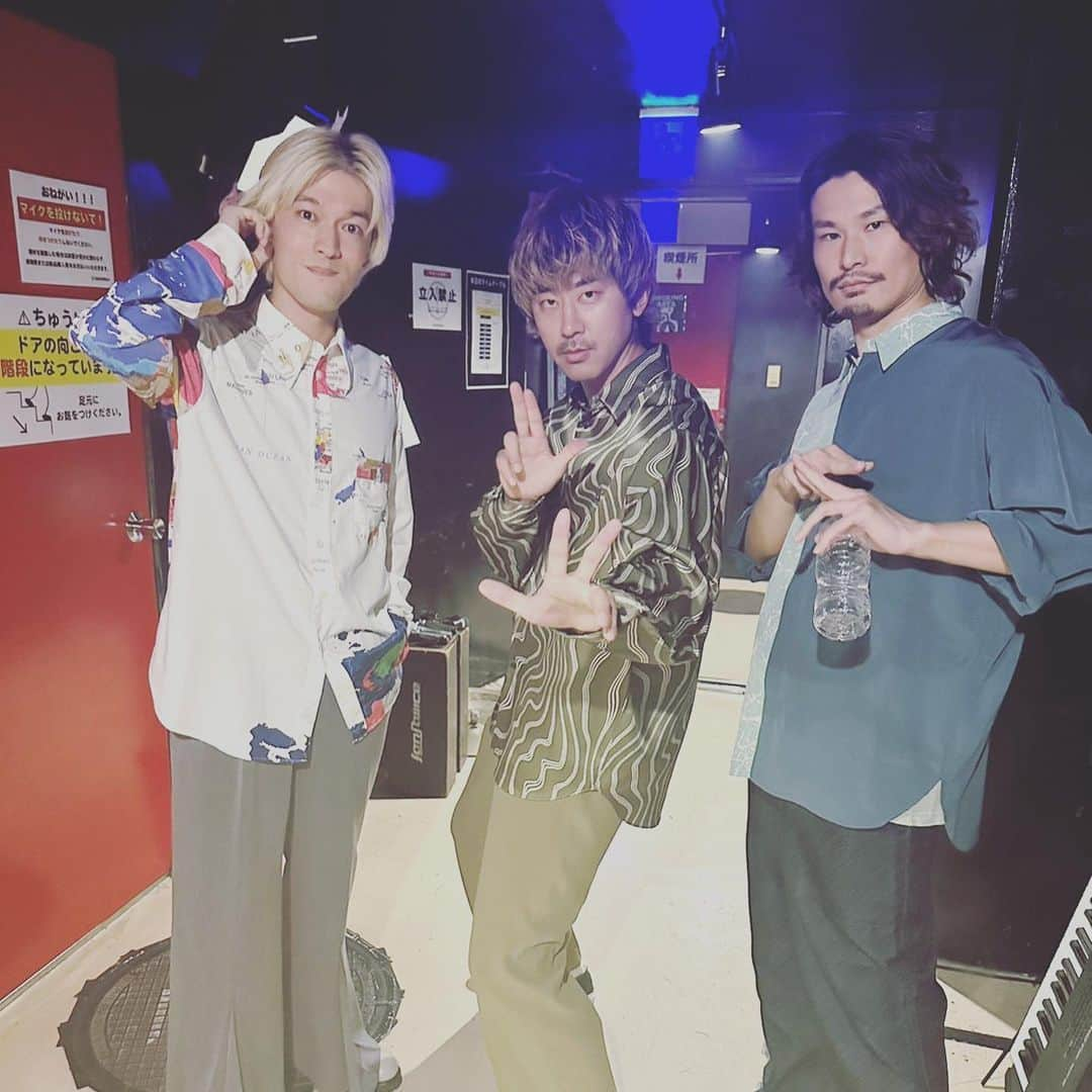 上村翔平さんのインスタグラム写真 - (上村翔平Instagram)「Thanks!!! Osaka #ミナホ @fm802_minamiwheel   ミナミホイールにTHREE1989で参戦してきました！ 初のライブハウスのトリ🔥  3人セットでメロウにラフにライブしてきました！  THREE1989を選んでくれた皆んなありがとう！！！  #THREE1989」10月7日 22時23分 - shoheyuemura