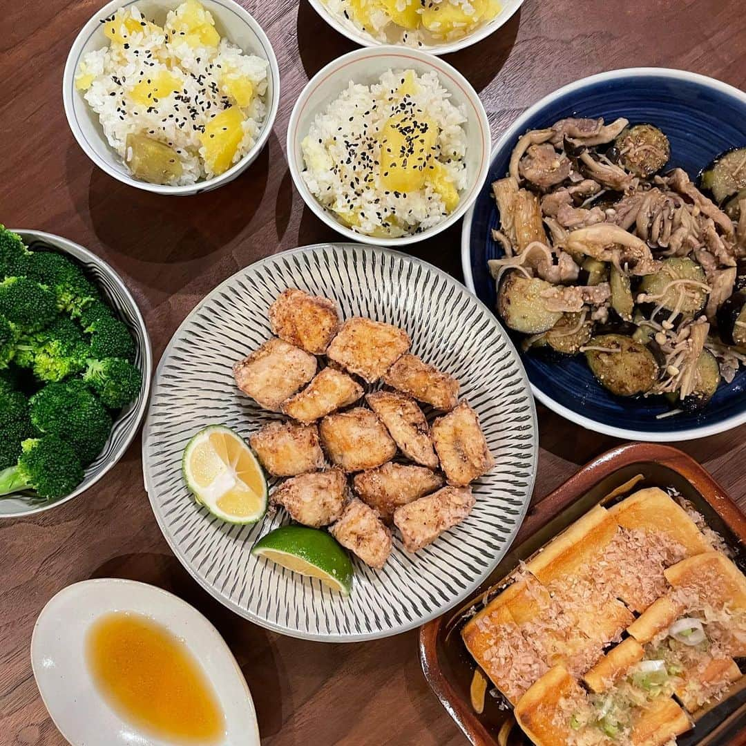 愛可のインスタグラム：「・ 今日はお芋掘りへ行ってきたので、お芋ご飯を作りました。 とにかく息子はお魚が好きなのでメインはカジキの竜田揚げ。　　 お魚BOYのおかげで、我が家の夕飯はほどんどお魚です。 いつかは「お肉お肉！」の日が来るのかな？  私の大好きな秋茄子はきのこと味噌炒めに。  ブロッコリーと、お揚げをトースターでパリッと焼いて、 おろし生姜とネギとおかかを乗せたものはお父ちゃんのビールのあてに。  とにかく早く作れて美味しいご飯を考える日々です。  芋掘りは無農薬のお野菜や、平飼いの卵が購入できるSHO FARMさんへ。　 自然の中に入ると、息子の好奇心のスイッチが入るようで、 植物とか虫とか動物とか水の中とか、ひとり黙々とぶつぶつ言いながら、研究しておられます。  #愛可ごはん」