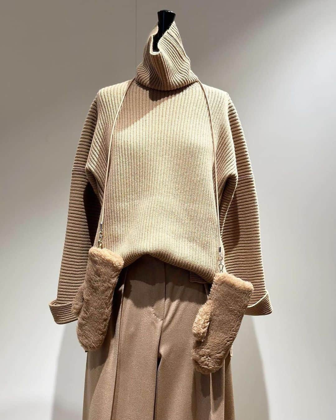 トライセクトさんのインスタグラム写真 - (トライセクトInstagram)「"Max Mara”　  Maison IÉNA @maison.iena.jp   Maison IÉNA限定お取り扱いの “Max Mara” 当ブランドの「名品アウター」である、贅沢な素材と華やかなデザインが魅力のテディベアアイコンコートをはじめ、素敵なAWコレクションが入荷いたしました。 エレガンス溢れるMax Maraのコレクション、ぜひ店頭でご覧くださいませ。  🏷️style 1 Max Mara coat ¥543,400- no: 23020910002530 size: F  col: gray, camel  Max Mara T-shirt ¥66,000- no: 23070910002230 size: F col: white, black   pants ¥23,100- no: 23030938202030 size: 36, 38, 40 col: white, gray   🏷️style 2 Max Mara knit ¥154,000- no: 23080910001730 size: F  col: black, camel   Max Mara pants ¥156,200- no: 23030910002930 size: 38, 40 col: black , camel   Max Mara gloves ¥40,700- no: 23090910001130 col: gray, camel   🏷️style 3 Max Mara blouson ¥159,500- no: 23011910000430 size: F  col: black, gray  Max Mara T-shirt ¥66,000- no: 23070910002230 size: F col: white, black   pants ¥35,200- no: 23030939001530 size: S(802), M(803) col: khaki   Maison IÉNAでは税抜¥5,000以上のお買い上げで 送料無料で通信販売を承っております。 お気軽にお問合せください🌿 自由が丘TEL: 03-5731-8841   　  ＿＿＿＿＿＿＿＿＿＿＿＿＿＿🏷️ ⁡ いつも投稿をご覧いただきありがとうございます！ ベイクルーズ公式インスタグラムでは WOMEN & MENの新作情報を毎日配信中📷 是非フォローしてね ♪ ▼▼▼ @baycrews ＿＿＿＿＿＿＿＿＿＿＿＿＿＿ ⁡ #baycrews#maisoniena#maxmara #ベイクルーズ #メゾンイエナ#マックスマーラ #アウターコーデ #コートコーデ #ロングコート #ニットコーデ #パンツコーデ #ベージュコーデ #ワントーンコーデ #名品 #大人コーデ #シンプルコーデ #カジュアルコーデ #着回し #着回しコーデ #20代コーデ  #30代コーデ#40代コーデ #トレンドコーデ #スタッフコーデ #スタイリング#秋コーデ#秋服コーデ#秋冬コーデ #着回し術#着こなし術」10月7日 22時23分 - baycrews