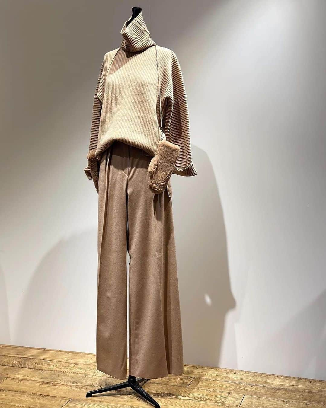 トライセクトさんのインスタグラム写真 - (トライセクトInstagram)「"Max Mara”　  Maison IÉNA @maison.iena.jp   Maison IÉNA限定お取り扱いの “Max Mara” 当ブランドの「名品アウター」である、贅沢な素材と華やかなデザインが魅力のテディベアアイコンコートをはじめ、素敵なAWコレクションが入荷いたしました。 エレガンス溢れるMax Maraのコレクション、ぜひ店頭でご覧くださいませ。  🏷️style 1 Max Mara coat ¥543,400- no: 23020910002530 size: F  col: gray, camel  Max Mara T-shirt ¥66,000- no: 23070910002230 size: F col: white, black   pants ¥23,100- no: 23030938202030 size: 36, 38, 40 col: white, gray   🏷️style 2 Max Mara knit ¥154,000- no: 23080910001730 size: F  col: black, camel   Max Mara pants ¥156,200- no: 23030910002930 size: 38, 40 col: black , camel   Max Mara gloves ¥40,700- no: 23090910001130 col: gray, camel   🏷️style 3 Max Mara blouson ¥159,500- no: 23011910000430 size: F  col: black, gray  Max Mara T-shirt ¥66,000- no: 23070910002230 size: F col: white, black   pants ¥35,200- no: 23030939001530 size: S(802), M(803) col: khaki   Maison IÉNAでは税抜¥5,000以上のお買い上げで 送料無料で通信販売を承っております。 お気軽にお問合せください🌿 自由が丘TEL: 03-5731-8841   　  ＿＿＿＿＿＿＿＿＿＿＿＿＿＿🏷️ ⁡ いつも投稿をご覧いただきありがとうございます！ ベイクルーズ公式インスタグラムでは WOMEN & MENの新作情報を毎日配信中📷 是非フォローしてね ♪ ▼▼▼ @baycrews ＿＿＿＿＿＿＿＿＿＿＿＿＿＿ ⁡ #baycrews#maisoniena#maxmara #ベイクルーズ #メゾンイエナ#マックスマーラ #アウターコーデ #コートコーデ #ロングコート #ニットコーデ #パンツコーデ #ベージュコーデ #ワントーンコーデ #名品 #大人コーデ #シンプルコーデ #カジュアルコーデ #着回し #着回しコーデ #20代コーデ  #30代コーデ#40代コーデ #トレンドコーデ #スタッフコーデ #スタイリング#秋コーデ#秋服コーデ#秋冬コーデ #着回し術#着こなし術」10月7日 22時23分 - baycrews