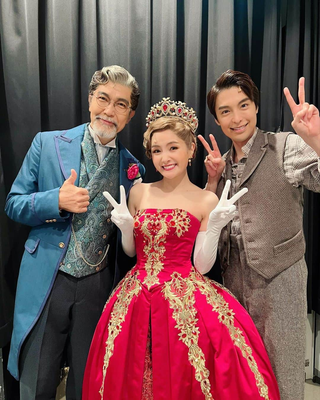 大澄賢也さんのインスタグラム写真 - (大澄賢也Instagram)「Anastasia in Japan 🌟  東京公演千穐楽でした‼️  初日と同じトリオ わかなアーニャ、 直人ディミトリ 賢也ヴラド  連日沢山のお客様に観に来て頂き 本当に感謝でした 有難うございました🙏  最後まで止まる事なく お客様に届ける事ができて 本当に良かったです  次は、大阪公演 また、皆で一つにね✨  アナスタシアの旅は続く  #anastasiamusical  #アナスタシア #葵わかな #海宝直人 #大澄賢也」10月7日 22時26分 - osumikenya