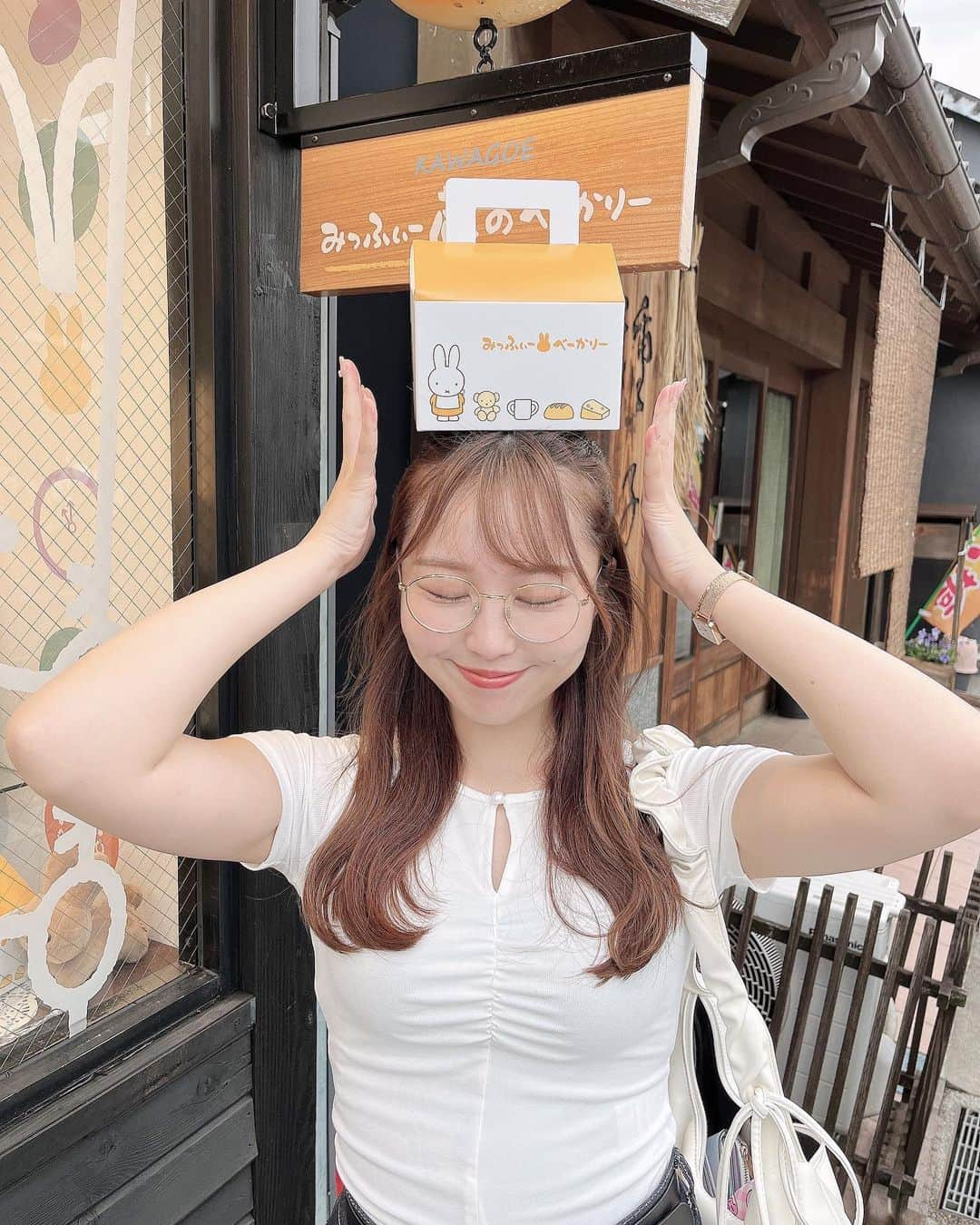 夏井さらさんのインスタグラム写真 - (夏井さらInstagram)「🐰🤍  川越のみっふぃ〜ベーカリー🥐♡  前に嵐山店に行ったことあるんだけど売り切ればかりだったから、今回は欲しいパン買えて大満足🎀  この日は珍しくシンプルコーデです！雨に打たれましたが👶🏻💧  . . . #川越食べ歩き #川越グルメ #みっふぃー蔵のベーカリー #ミッフィーグッズ」10月7日 22時28分 - sara_natsui