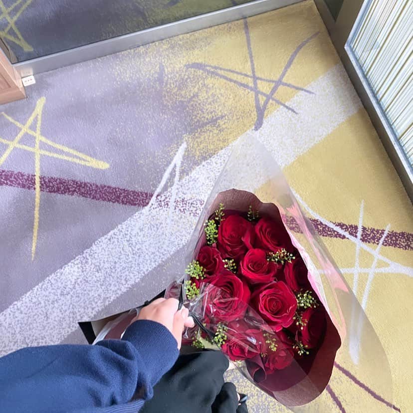 MIYABIのインスタグラム：「初めて人にバラをもらったとても素敵な日🌹」