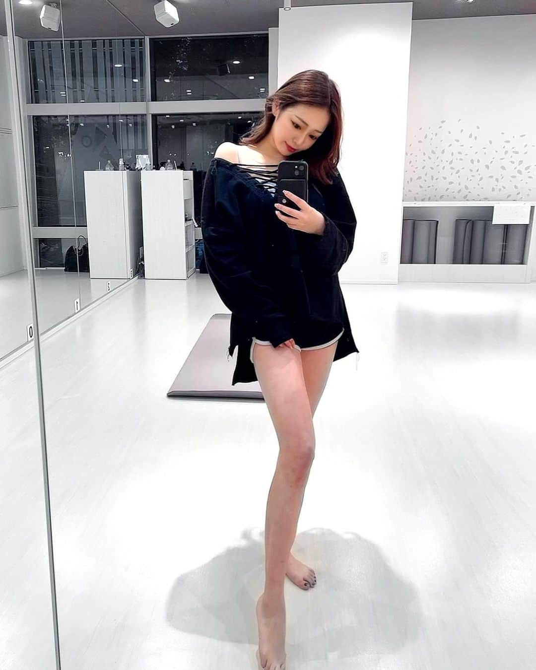 KEIのインスタグラム：「レッスン着はえろい方が気合いが入る。笑 今日はレッスンに友達も遊びに来てくれて幸せでした♡♡♡  生徒ちゃんと映画バーレスクの話してたらとっても見たくなったので、 今日はバーレスク見て寝ます。♡ ちなみに私が1番好きな映画です。 それでは、お先に、おやすみなさい。♡」