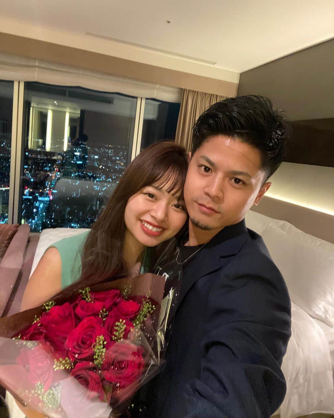 MIYABIのインスタグラム：「#engaged 💍 真平くんと婚約しました💐  些細なことでも一緒にいると毎日が楽しくて、 溢れんばかりの愛情をくれる自慢のパートナーです🐯🤍✨  いつも毎日ありがとう💛 結婚生活は私が幸せにしてやる！  ロイと3人で幸せな家庭を築けますように！🥳🐶 やっと両親に挨拶も出来たので、ご報告でした💐 #isaidyes」