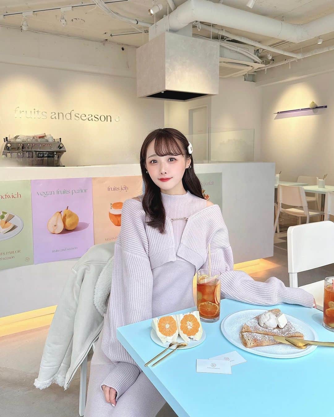 計良日向子（ひなひ）さんのインスタグラム写真 - (計良日向子（ひなひ）Instagram)「. 10/1にリニューアルオープンした ヴィーガンフルーツパーラー🍒🍋 @fruitsandseason . . . . 元々は人気フルーツサンド屋さんで 大好きなお店が、こんなに可愛く リニューアルオープンしたよ🤍 店内がカラフルで可愛い🥹💞 . . . 大好きなフルーツサンドに フルーツティーにクレープ全部美味しい🤤 オープン時間に行ったら空いてたから かなり穴場だったよ🫶🍓 . . . 🧥アウター　@mercuryduo_com . 👗ワンピース　@mercuryduo_com . . . . #mercuryduo #マーキュリーデュオ #恵比寿カフェ #東京カフェ #フルーツパーラー #フルーツサンド #カフェ巡り #ヴィーガンカフェ #miumiu #ミュウミュウ」10月7日 22時35分 - kerahinako1105