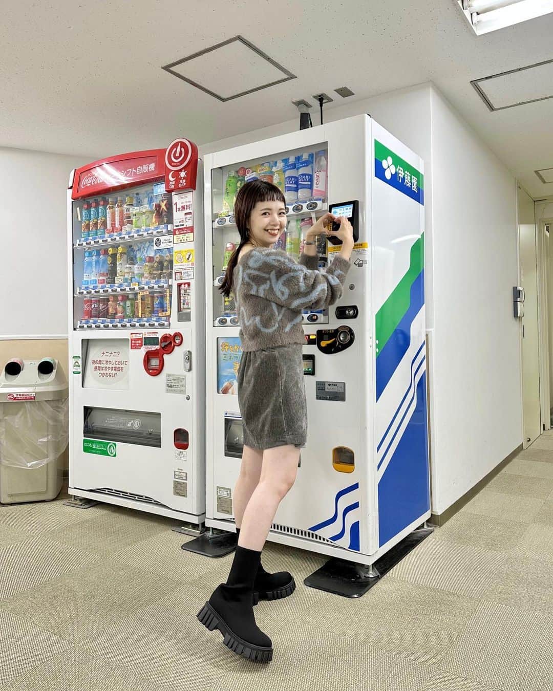 miho uesugiのインスタグラム：「会社で🥫 ベロアミニスカートが店頭に入荷しました。 カーディガンとブーツはもうしばらくお待ちください♡ ※ブーツ、めっちゃ履きやすいですよ…！！  ㅤㅤㅤㅤㅤㅤㅤㅤㅤㅤㅤㅤㅤ ようやく涼しくなって秋物が外で着られる、嬉しい限りですね…！！！  ㅤㅤㅤㅤㅤㅤㅤㅤㅤㅤㅤㅤㅤ  #Kastane#Kastane舞浜#Kastane_ootd#骨格ウェーブ#イエベ春#コーディネート#今日のコーデ#コーデ#大人カジュアル#カジュアル#ロングヘア#オン眉#ぱっつん前髪#30代ファッション#30代コーデ#カスタネ#低身長#低身長コーデ#秋#秋コーデ#ニット#カーディガン#グレー#ブーツ#ミニスカート#ベロア」