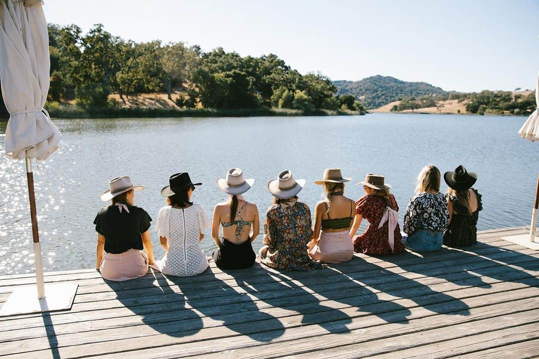 サラ・ライトのインスタグラム：「The lake where we left some things behind and took some pretty magical things with us. A horse named John Wayne. An old Adobe. A peddle boat workout. Archery, cowgirls, hay rides and a massive amount of gratitude. Thank you @alisalranch @emilyandmeritt @thisisthegreat_ @morganpansing xoxoxo」