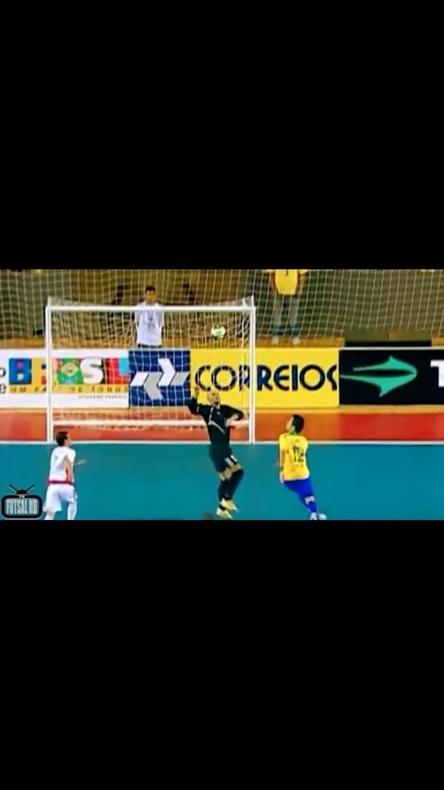 アレッサンドロ・ローザ・ヴィエイラのインスタグラム：「🇧🇷 Bateu saudade ⚽️ 🥅   #Futsal #Brasil #Brazil #indonesia #Futebol」