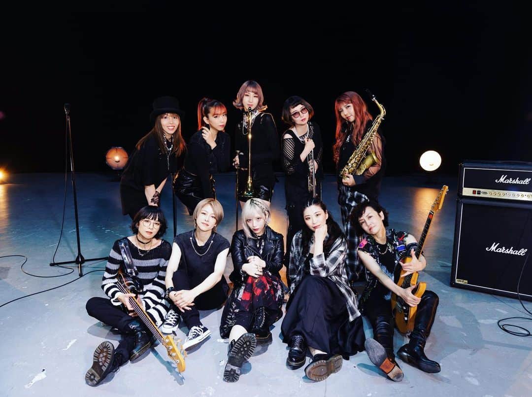 ReoNaのインスタグラム：「『R.I.P.』Music Video （TVアニメ「アークナイツ【冬隠帰路/PERISH IN FROST】」EDテーマ）  Guiter : 菅原 潤子 Bass : 岩崎 なおみ Drums : 今村 舞 Keybords : 畠中あやこ Chorus : 青輝波 美賀 / 早川 咲 Trumpet : 桑田 亜季 Trombone : 渡邉 菜月 Saxophone : 西澤 はるの Choreographer：ゲッツ  Photo by：平野タカシ Hair make up：Mizuho Styling：HELLCATPUNKS  #ReoNa_RIP #アークナイツ  #冬隠帰路」