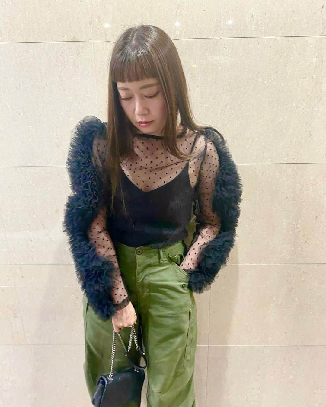 濱内奈々子さんのインスタグラム写真 - (濱内奈々子Instagram)「#nanakoootd 🖤 久しぶりにvintageの軍パンはいた！細いヒール履くのも久しぶり♡ いつも一緒なのはつまらないからたまには新鮮なアイテムを投入してリフレッシュ✨最近は甘々ガーリーよりこれくらいのバランスが気分🫶」10月7日 22時37分 - nanako_hamauchi