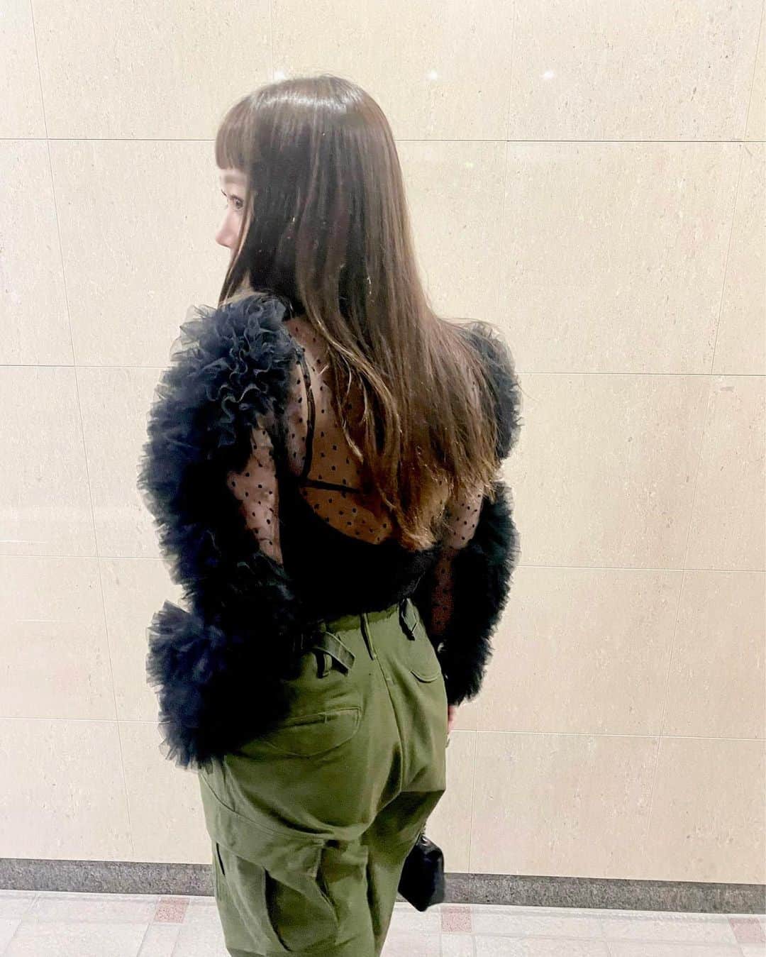 濱内奈々子のインスタグラム：「#nanakoootd 🖤 久しぶりにvintageの軍パンはいた！細いヒール履くのも久しぶり♡ いつも一緒なのはつまらないからたまには新鮮なアイテムを投入してリフレッシュ✨最近は甘々ガーリーよりこれくらいのバランスが気分🫶」