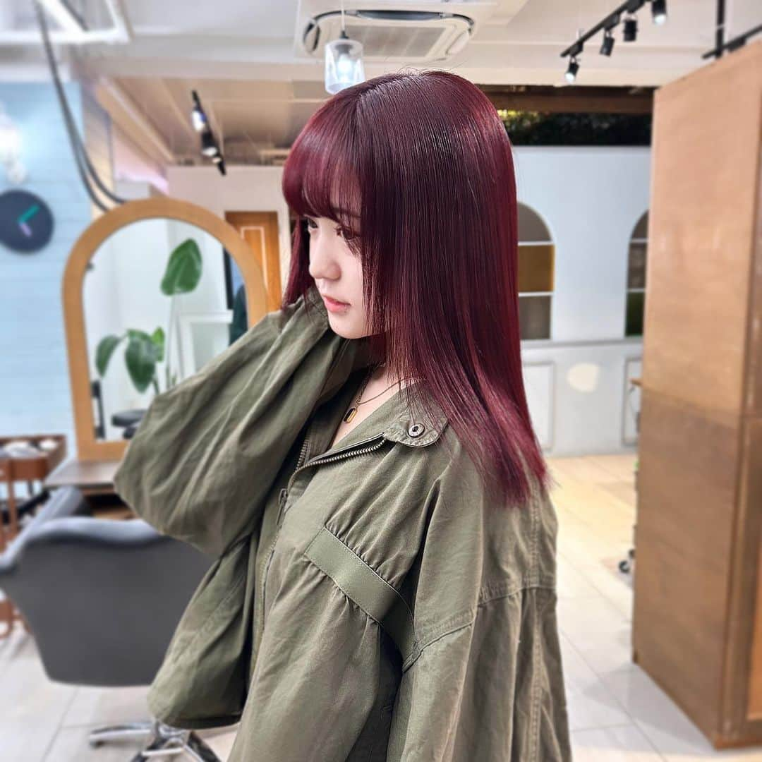 一ノ瀬陽鞠（ひまりん）のインスタグラム：「wine red 🍷💔  初カラーにチャレンジ( •̀ •́ )୨⚑︎゛ 最近寒くいよね、さすがに秋だよね🥹🥹🥹 深みのある色にしてもらったよ〜( ◜ω◝ )  赤過ぎず！とか気付かれなさ過ぎず！とか、色々言ったのに最高なお色味にしてくれました🫶🏻  @akiyamasensei_aid ありがとうございますー！！♡」