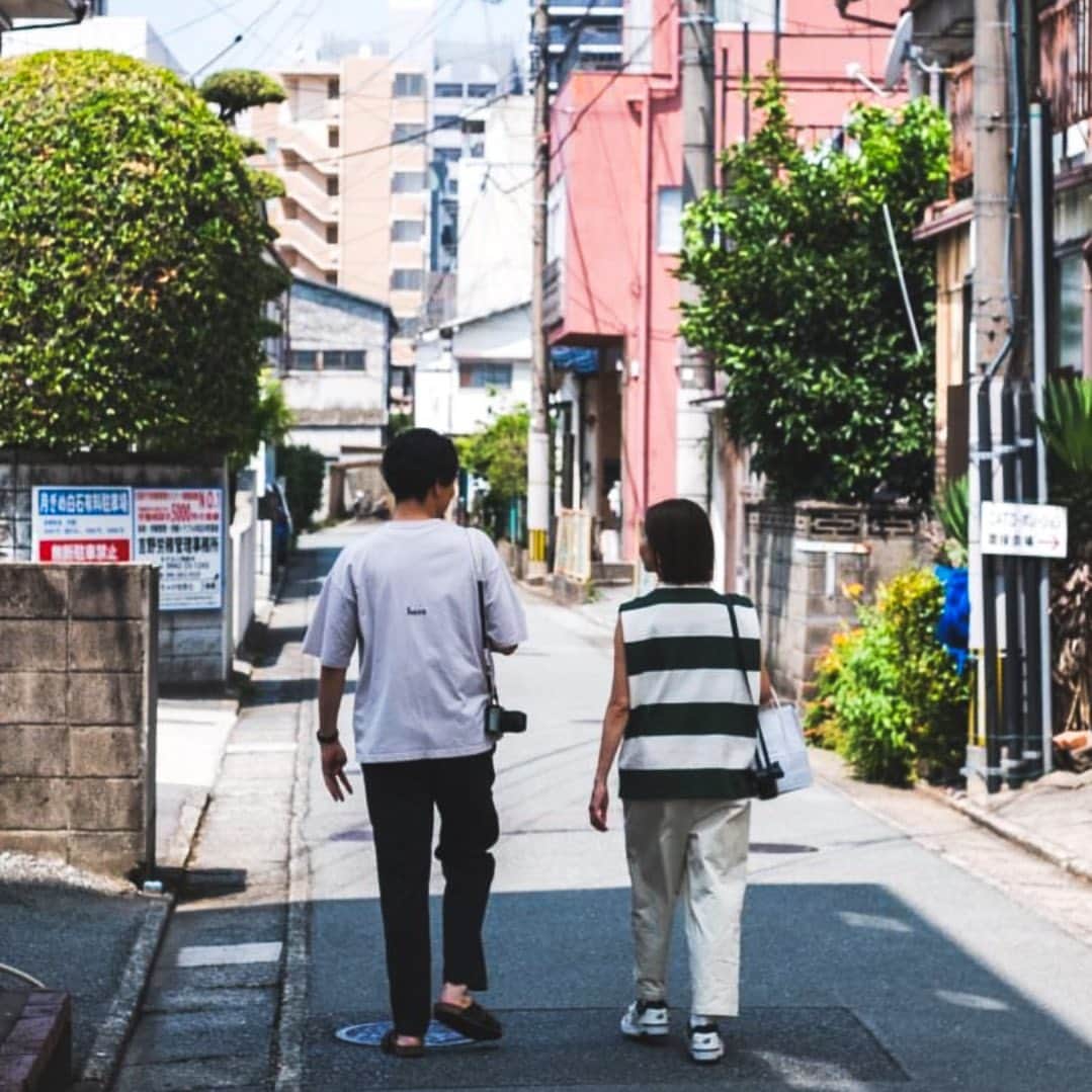 大瀧彩乃のインスタグラム：「・ 夫が嬉しそうにholmの話をしていて、 聞いているのが楽しかった帰り道👣  @takahiro_ueshima さんが撮ってくれていたお気に入りの写真📸  夏の思い出🌻  #東京京都生活」