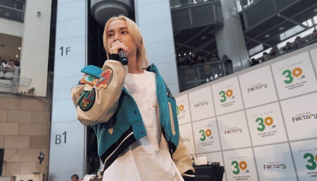 SKY-HIのインスタグラム：「SKY-HI Round A Ground 2023 -FINALE-  [ROUND 096🏁] 北海道公演 @ サッポロファクトリー アトリウム  たくさんのご来場ありがとうございました！ インスタライブは @skyhidaka ←にてアーカイブ公開中  ライブ以外でも札幌を満喫⛷️ その様子はまたどこかで…  NEXT▶︎ [ROUND 097🏁] 11/11(土) 福岡公演 @ リバーウォーク北九州 1Fミスティックコート  #RAG_FINALE #SKYHI」