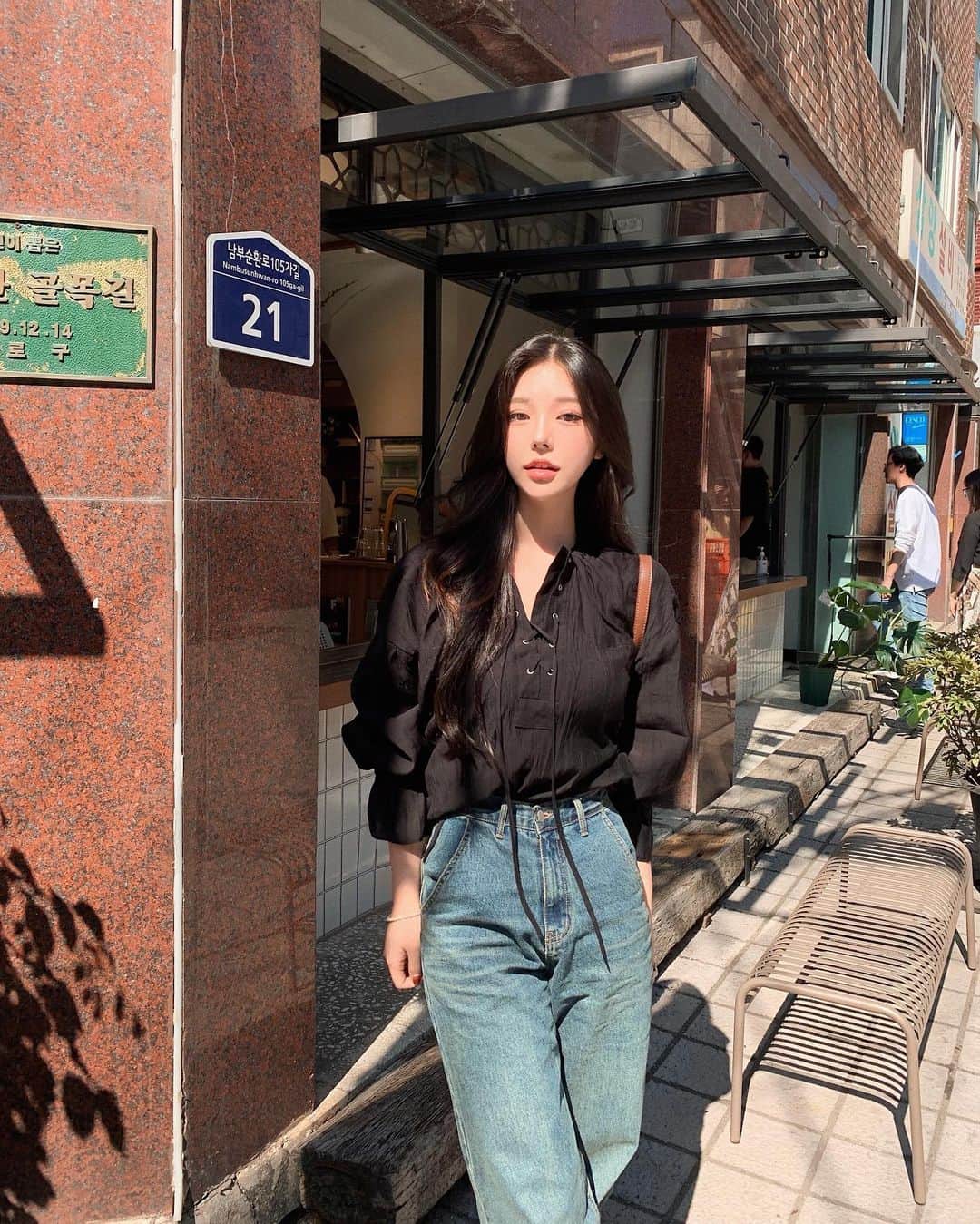 のインスタグラム：「햇빛이랑 눈싸움 잘 하는 나 🌞〰️☀️  #모어리즈 #moreliz」