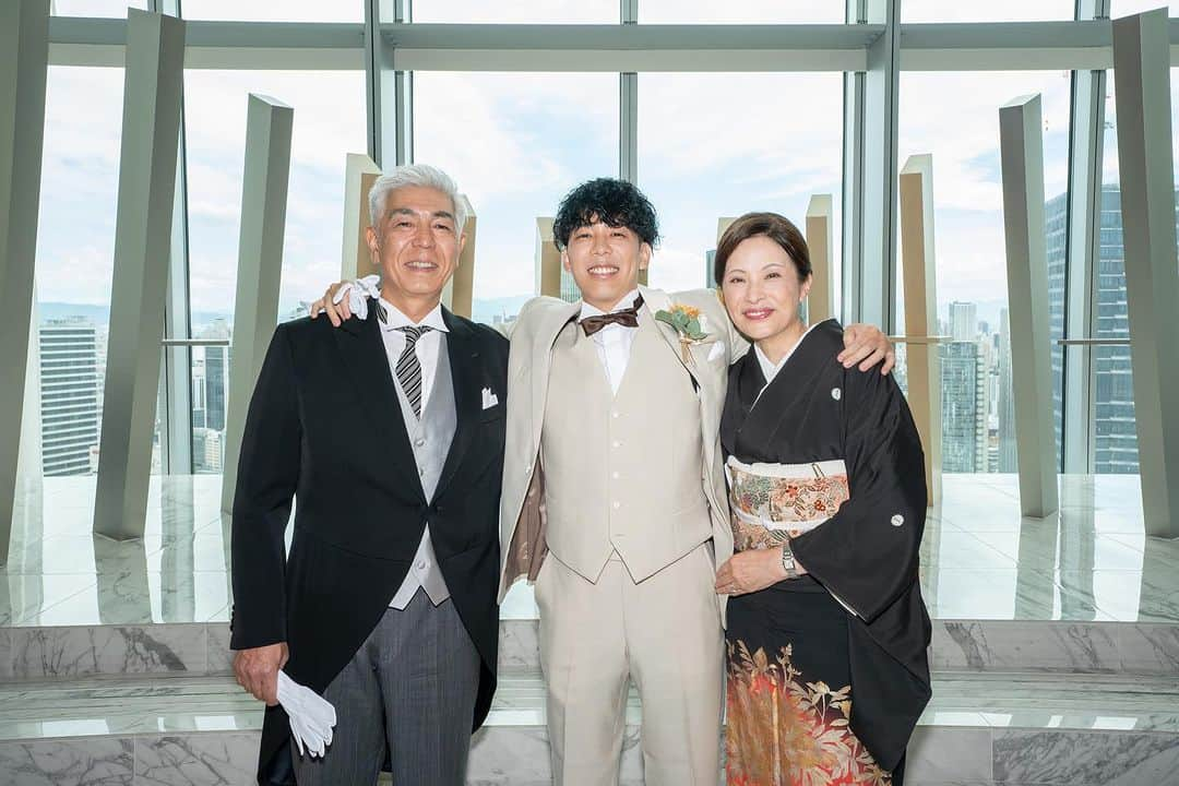 The 33 Sense of Weddingさんのインスタグラム写真 - (The 33 Sense of WeddingInstagram)「***  おふたりの晴れ姿を親御様に 一番初めにご覧いただく 「ペアレントタイム」後の1枚です🎞️  これまで育ててくださった親御様と過ごす大切な時間。  溢れる笑顔がとても素敵ですね✨  — 地上160mの天空ウエディング🕊  ブライダルフェアのご予約は 【@the_33_sense_of_wedding 】の プロフィール【URL】より✔️  —  #the33senseofwedding #ザサーティースリー #梅田結婚式場 #大阪結婚式 #結婚式梅田  #結婚式場大阪#プレ花嫁 #式場見学 #結婚式場探し#結婚式準備#プレ花嫁 #式場見学 #結婚式場探し#結婚式準備#ウェディング#wedding#ファーストミート#ペアレントタイム」10月7日 22時48分 - the_33_sense_of_wedding