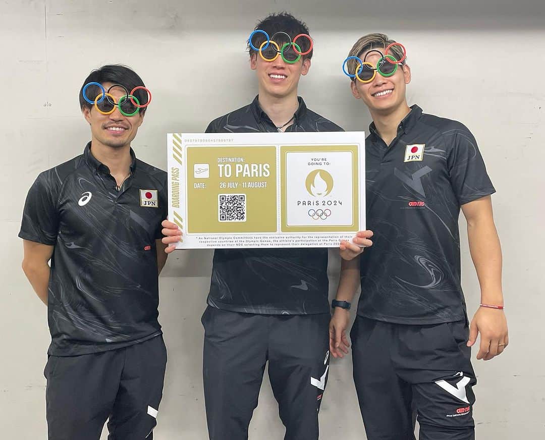 公益財団法人日本バレーボール協会のインスタグラム：「#バレーボール男子日本代表   ／ パリ2024オリンピック出場決定！ ＼   #バレーボール男子日本代表 がパリ2024オリンピック出場権を獲得しました👏 五輪のサングラスをかけたり、パリへの切符をかかげた選手たち！ 明日のアメリカ戦も応援をよろしくお願いします🔥   #バレーボール #volleyball  #ALLforPARIS #CatchOurDream」