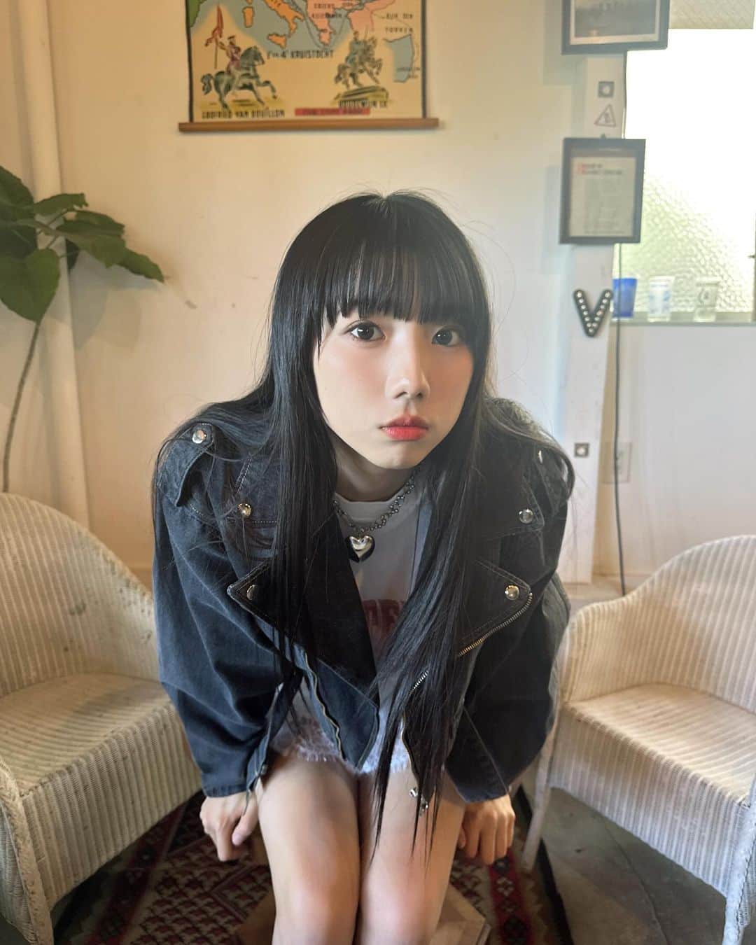 宇佐美空来さんのインスタグラム写真 - (宇佐美空来Instagram)「デニムのライダースかわいい 🖤  #07 #jk #fjk #idol #アイドル #高校生 #デニム #ライダースデニムジャケット #jouetie #黒髪 #黒髪ロング #followme」10月7日 22時48分 - sora_usami