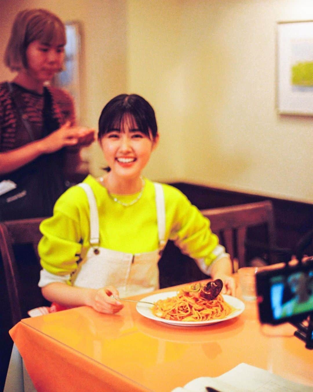 のインスタグラム：「#こむぎの満腹記 後編 ご視聴ありがとうございました。  すきなものをいっぱい食べること、そこに幸せは宿っている！という前提のもと、友達と一緒に過ごす自分も、1人で好きなことに思いきり本気で向き合う自分も、どちらも本当の自分で、その両方あるからこそ生きることが楽しい、それをこのドラマでこむぎと一緒に全力肯定したい、というのが始まりでした。  そしてこのような形で地元の良さを作品にできたことも本当にうれしくて、自分にとってありがたい時間でした。  TVerにて1カ月見逃し配信が決定したようで、10月いっぱいは観られるそうです。  U-NEXTでも配信されておりますので是非とも。  そして気になった方は高崎でパスタ、オランダコロッケ、焼きまんじゅう、バンズパン、堪能してくださいませ🍝  またどこかでこむぎと小麦遠征できたらいいな〜」