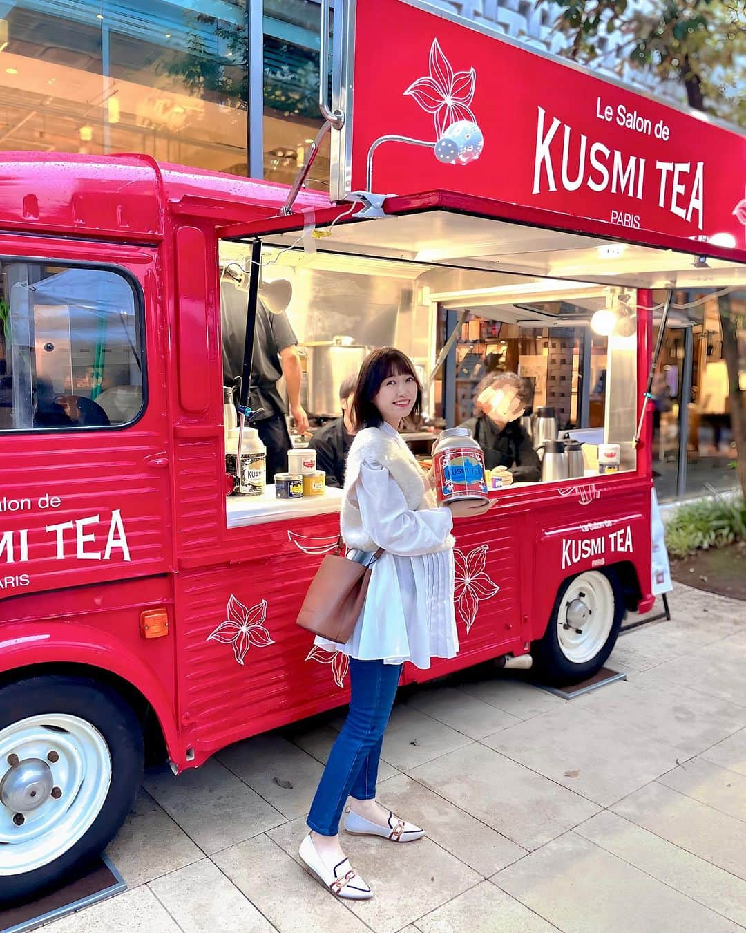 浦野一美のインスタグラム：「クスミティーのポップアップ 『Le Salon de Kusumi Tea~ル サロン ド クスミティー』にて🫧🫖  これから発売される アフタヌーンティーセット (ｱﾅｽﾀｼｱのティーバッグとロールクッキーのアソートメント) が先行発売されていたのでgetできました♡  セットに入っているラングドシャには、 アナスタシアの茶葉が たっぷり練り込まれていていい香り~✨️ 産後に楽しもうと思います ⑅⃞⃜୭  妊娠中はカフェインが気になると思うけど 私は今、カフェインフリーのルイボスバニラを 飲んでいます🫖𓂃 𓈒𓏸 ふわっとバニラの甘い香りが とーーってもお気に入り♥  @kusmitea_japan  #クスミティー #オーガニックティー #ad #ティータイム #紅茶のある暮らし #フランス #パリ #紅茶 #kusmitea #paris #teatime #紅茶 #カフェインフリー」