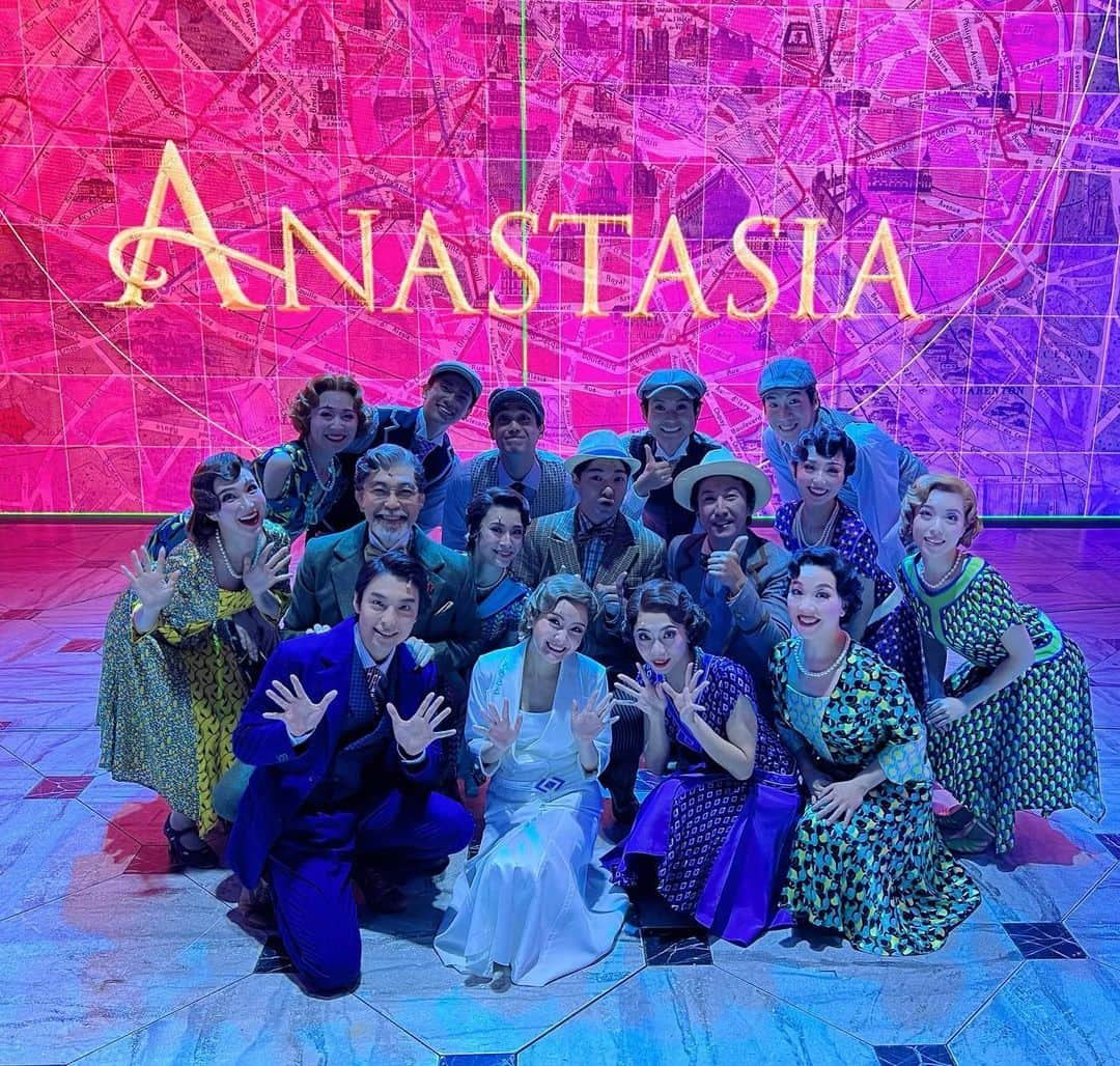 大澄賢也さんのインスタグラム写真 - (大澄賢也Instagram)「Anastasia in Japan 🌟  2幕のopening前に わかーにゃ 直人 アンサンブルの皆と✨  今回、シングルのアンサンブルの皆は、 一回の公演中に何役にもなる早変わり、歌い踊りとずっと休みなく動いている この作品の大きな支えである事は 言うまでもなく、皆それぞれが、 個性を持って輝いていた✨✨✨  2回公演も多く、その中で 体調管理、メンタル管理と 大変な毎日だったと  本当に素晴らしい プロフェッショナルなカンパニー✨  本当に有難うございました🙏 大阪公演も宜しくです👍  #anastasiamusical  #アナスタシア #葵わかな #海宝直人 #五十嵐耕司 #伊坂文月 #井上花菜 #工藤彩 #熊澤沙穂 #小島亜莉沙 #酒井大 #杉浦奎介 #渡久地真理子 #西岡憲吾 #武藤寛 #村井成仁 #山中美奈  #山本晴美 #大澄賢也」10月7日 22時45分 - osumikenya