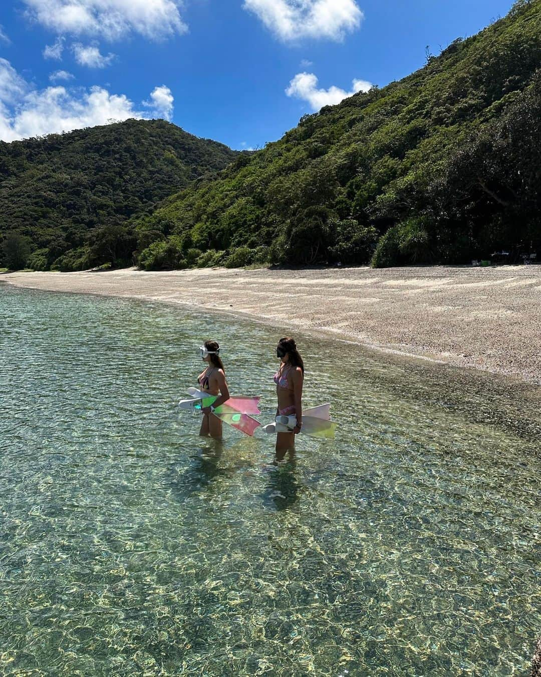 山崎みどりさんのインスタグラム写真 - (山崎みどりInstagram)「奄美大島の #加計呂麻島 から 奄美空港の近くへ移動して🚗  飛行機が飛ぶギリギリまで海で遊べた✈️💙  船で無人島へ行って🛥️ スキンダイビング🧜🏽‍♀️🪸  こんな素敵なところに連れて来てくれたのは  奄美の秘境ビーチツアーしてくれる ［とおしめマリンリゾートさん］ @toshime_marine_resort   海からしか上陸ができない秘境の無人ビーチを満喫する贅沢なプラン✨✨  海が綺麗でBBQも出来て、 おしゃれなテーブル&チェアーもパラソルもあって、  美味しいご飯を食べながら 🍺を飲んで 暑くなったら海に飛び込む！という..  そして波の音を聴きながら時間がゆっくりと流れる贅沢な過ごし方..🥺  本当に最高に幸せな1日だった🥹✨✨  投稿で少しずつ紹介していくね🧚🏽‍♀️  ────────────────────────── #とおしめマリンリゾート #無人島#無人島遊び#女子旅 #奄美大島旅行 #amamioshima #amami #amamiisland #贅沢プラン#無人島貸切　#スキンダイビング」10月7日 22時50分 - midori_yamasaki_