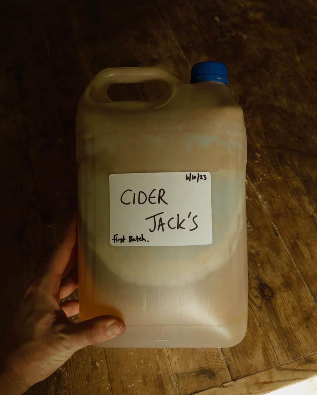 Jackson Harriesさんのインスタグラム写真 - (Jackson HarriesInstagram)「Now taking orders for my first batch of Cider 🍏🍻  This week I did my first cider making course at @foweyvalley in Cornwall and I think I’ve had the seed of a good idea...   Next ambition is to plant an orchard and with any luck I’ll be making my own cider by the time I’m 40 😂  Any ideas for brand names? 🌳🌳🌳」10月7日 22時50分 - jackharries