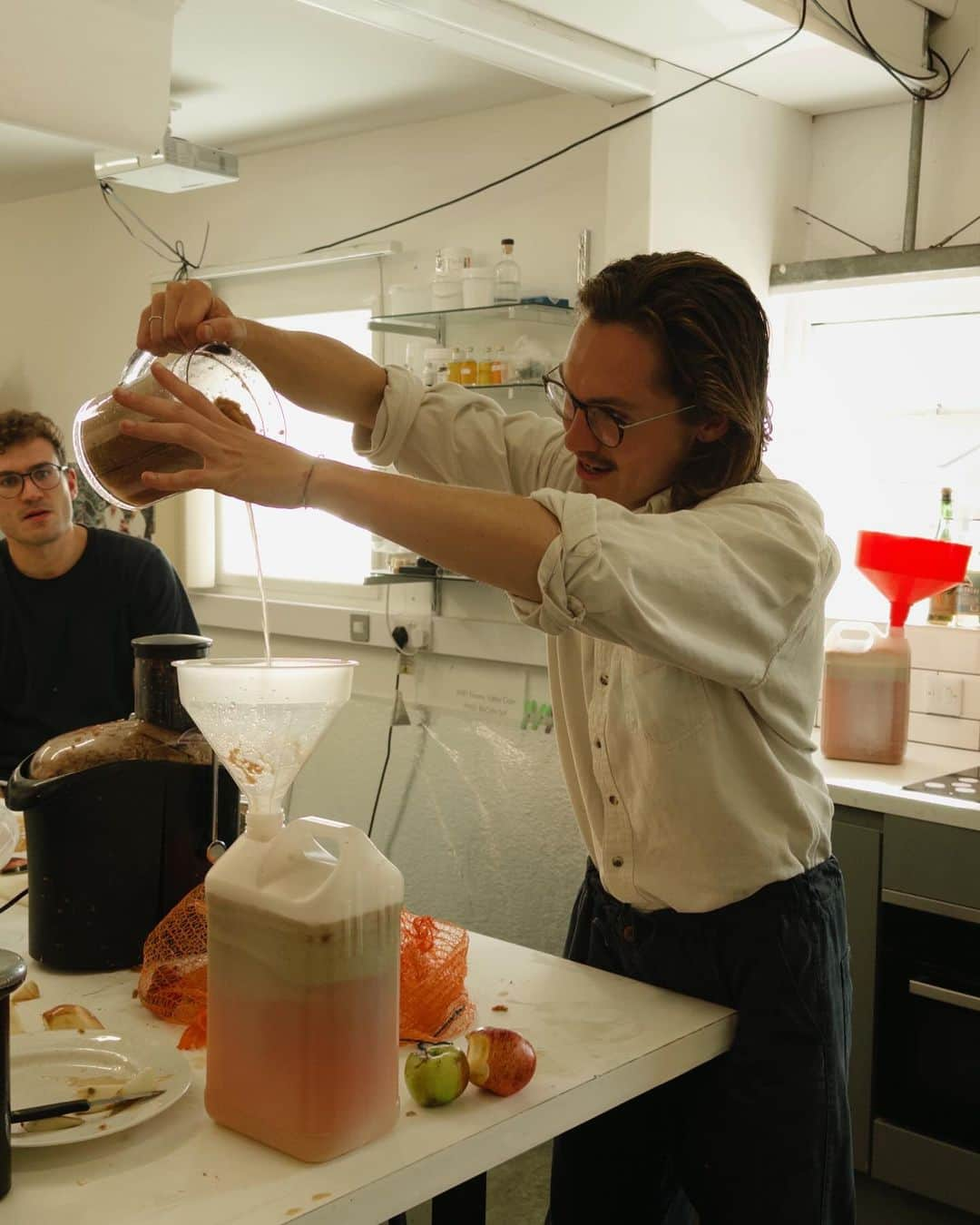 Jackson Harriesさんのインスタグラム写真 - (Jackson HarriesInstagram)「Now taking orders for my first batch of Cider 🍏🍻  This week I did my first cider making course at @foweyvalley in Cornwall and I think I’ve had the seed of a good idea...   Next ambition is to plant an orchard and with any luck I’ll be making my own cider by the time I’m 40 😂  Any ideas for brand names? 🌳🌳🌳」10月7日 22時50分 - jackharries