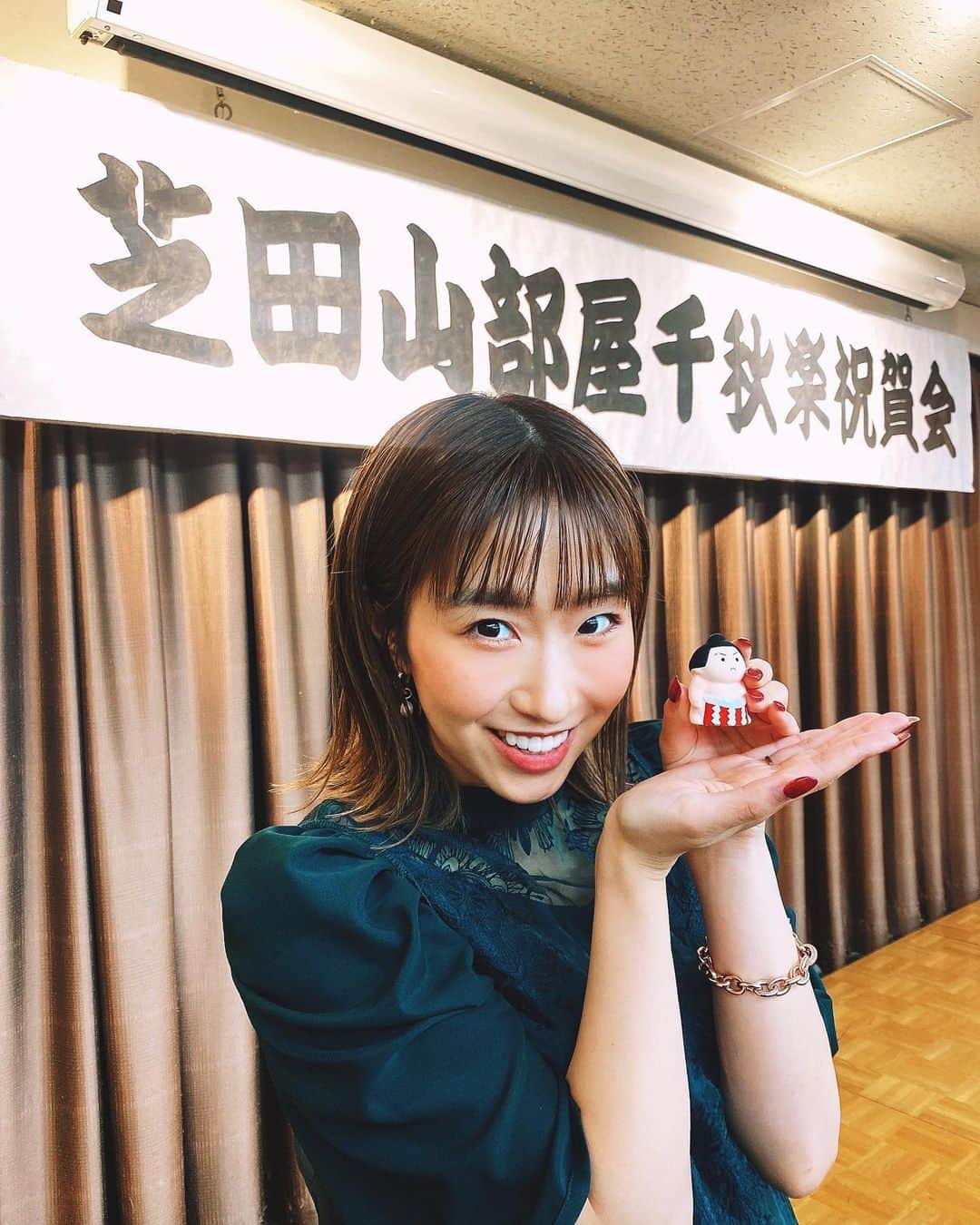 津田菜都美のインスタグラム：「* 大相撲9月東京場所🎉芝田山部屋千秋楽祝賀会㊗️司会を今回も務めさせて頂きました😊🎤 今場所は勝ち越し多🔥頑張った❤️‍🔥来場所もこの調子で頑張ってくださるでしょう🫰🏻ぜひ芝田山部屋をご贔屓に🙏🏻応援をよろしくお願いします*\(^o^)/* 大相撲おみくじがかわいいすぎて全部誘拐して家に持ち帰りたかった～🥺♡♡ #大相撲#千秋楽#司会#芝田山部屋#スイーツ親方#相撲部屋#スー女」