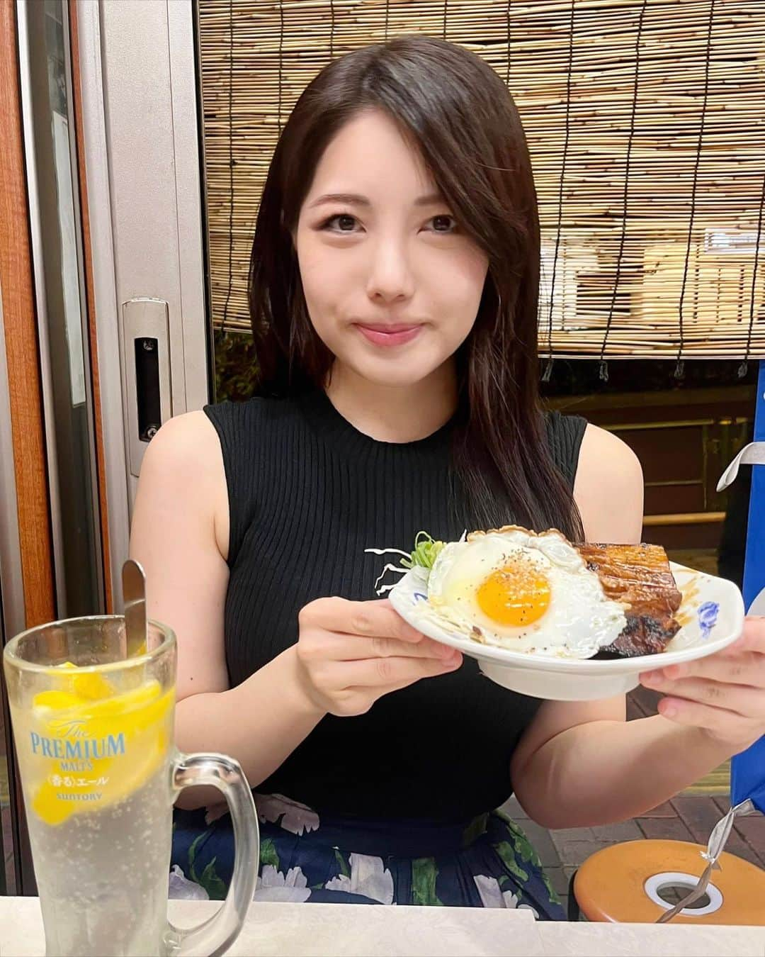 永岡怜子のインスタグラム：「まだ夏気分が抜けない30代一般鍼灸師🌻  【急募】 ノースリーブを脱ぐタイミング  上に一枚羽織ればいつまででもいけてしまう。。。笑  .  御茶ノ水の萬龍さんで町中華呑み🥟  たくさんのわんぱくごはんに囲まれて ビールからのレモンサワー。 おかわりはやかんで来ます👌🏻  .  最近すっかり呑みに出る頻度が減りました。 季節の変わり目で自律神経がお亡くなりなので 食欲もなく睡眠も浅い。。。  ただ身体はやたらと元気でして モンスターハンターNowを片手に 街を練り歩いております☺️  暑さも落ち着いてきましたし、 今月はお誕生日なので鍼灸で内臓機能を調整して 美味しいものをじゃんじゃんバリバリ食べたいですね。  自分へのお誕生日プレゼントに 鍼電極低周波治療器が欲しいな🎁 （身体に打った鍼に電極つけて電気流すやつ）  #美容鍼はいいぞ #鍼灸はいいぞ   .  #酒乱のグルメ #たのしい隠居生活 #永岡怜子 #御茶ノ水グルメ #街中華 #町中華 #ビール女子 #ビール部 #beerlovers #beerstagram」