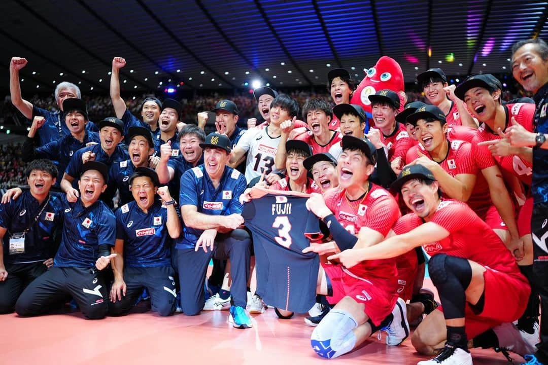 フジテレビ★バレーボールさんのインスタグラム写真 - (フジテレビ★バレーボールInstagram)「. 「FIVBパリ五輪予選/ワールドカップバレー2023」男子 第6️⃣戦  #パリ五輪予選/ #ワールドカップバレー2023 🇯🇵日本は🇸🇮スロベニアに見事ストレート勝利‼️パリへの切符を掴み、ココで、決めてくれました👏👏 男子日本代表チームの皆さん本当おめでとうございます😆✨  あす残り1試合🇺🇸アメリカ戦も応援しましょう📣  🇯🇵日本 3-0 スロベニア🇸🇮 (25-21 25-22 25-18)  #龍神NIPPON  #ALLforPARIS #男子日本代表 #バレーボール #ココで決める」10月7日 23時05分 - fujitv_volleyball