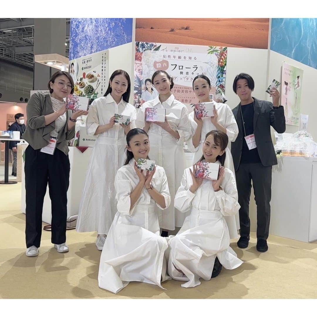 綾月せりさんのインスタグラム写真 - (綾月せりInstagram)「． 「Femtech Tokyo」 無事終了しました！  ご来場いただいた皆さま、ありがとうございました😊  女性特有の健康課題をテクノロジーの力で解決するための製品・サービスFemtech（フェムテック）  以前より耳にする機会は多くなったものの、まだまだ認知度の低い分野です 女性だけでなく、もっと多くの方に知っていただき受け入れてもらいたいなと思い、昨年に引き続き今年もお手伝いさせていただきました  お世話になったハナミスイさん @hanamisui_official  そしてブースに立たせていただき沢山のことを学ばせていただいたRAKUSAIさん @rakusai1  私自身もDNA診断を受けたり愛用中のサプリメント等を扱うエピエさん @epier_official   その他にも、本当に多くの方にたくさんお世話になりました✨ ありがとうございます😊  これからもフェムテックの発展・浸透のために何かお手伝いができたらと思います☺️  ありがとうございました❤️  ちなみに今回のイベントでご紹介した、元タカラジェンヌで免疫美容家の生尾美作子さん(拓麻早希さん)が監修したRAKUSAIさんのお試しボックスは、通常価格4,366円（税込）相当のところ先着500名様限定で1,980円(税込)でのご案内です✨✨✨ これはかーなーーーりお得🉐 この機会にぜひお試しください🥦🍆🍅🥒🥕🌽 詳しくは4枚目の写真右下のQRコードを読み込んでね👍 お試しボックスの中身は5枚目参照📷  #フェムテック東京 #ハナミスイ #RAKUSAI #epier  ．」10月7日 22時59分 - seri_ayazuki