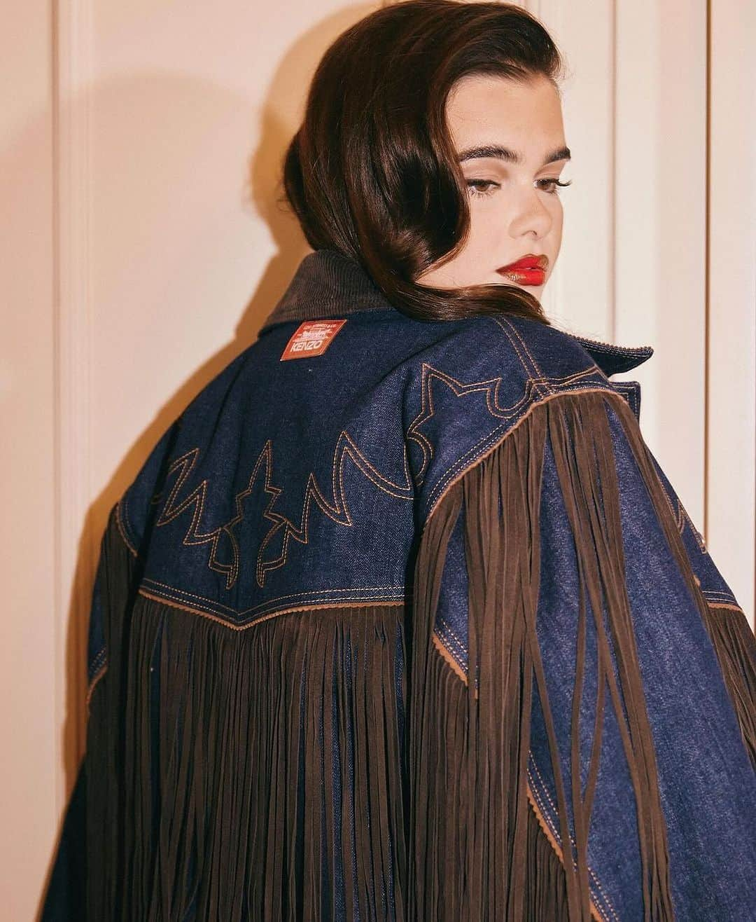 ケンゾーさんのインスタグラム写真 - (ケンゾーInstagram)「@barbieferreira wears the Denim Fringe jacket from the KENZO X LEVI’S® capsule collection.」10月7日 23時00分 - kenzo