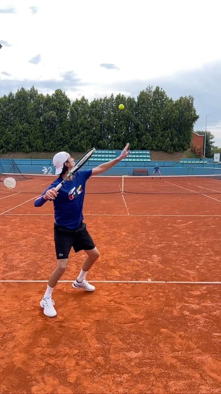 レッドブルのインスタグラム：「serving up trick shots is @stef_bojic’s ball game 🎾  #redbull #givesyouwiiings #tennis #freestyletennis #trickshots」